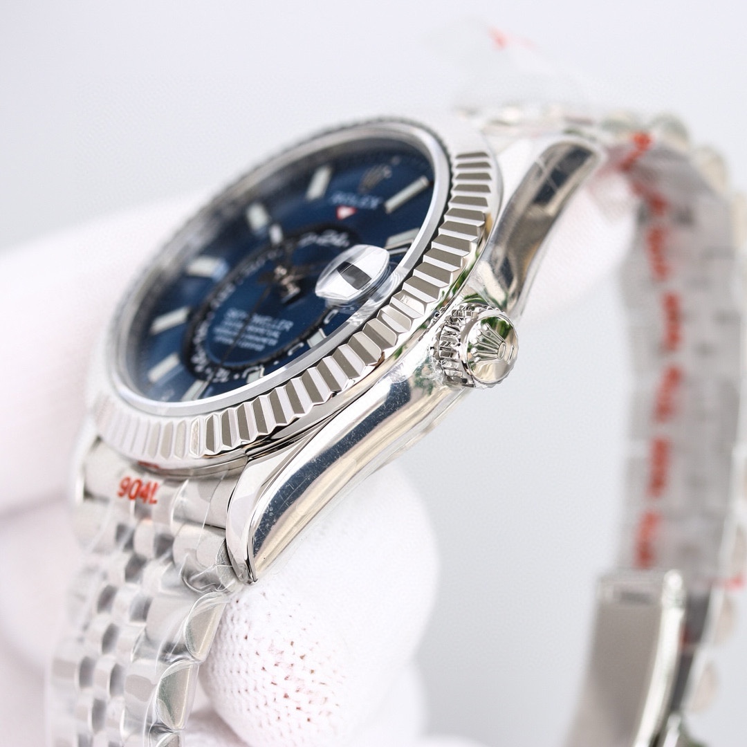 白壳1150 金壳1200（胶钢同价）
新品劳力士Rolex Sky-Dweller 天行者！【表壳】尺寸42MM，沉稳可靠、雍容大度！表圈采用劳力士Ring Command三角坑纹，旋转外圈可调转月份功能！抗刮损蓝宝石水晶，防反光凸透式放大日历窗【表带:】(蚝式钢)，蚝式，三排链节 蚝式摺扣配5毫米易调链节伸展系统【表盘】放射太阳纹理，刻度12小窗口红点月         份显示【机芯】搭载全自动机械9001机芯【功能】日期显示    月份显示   年历显示          双时区