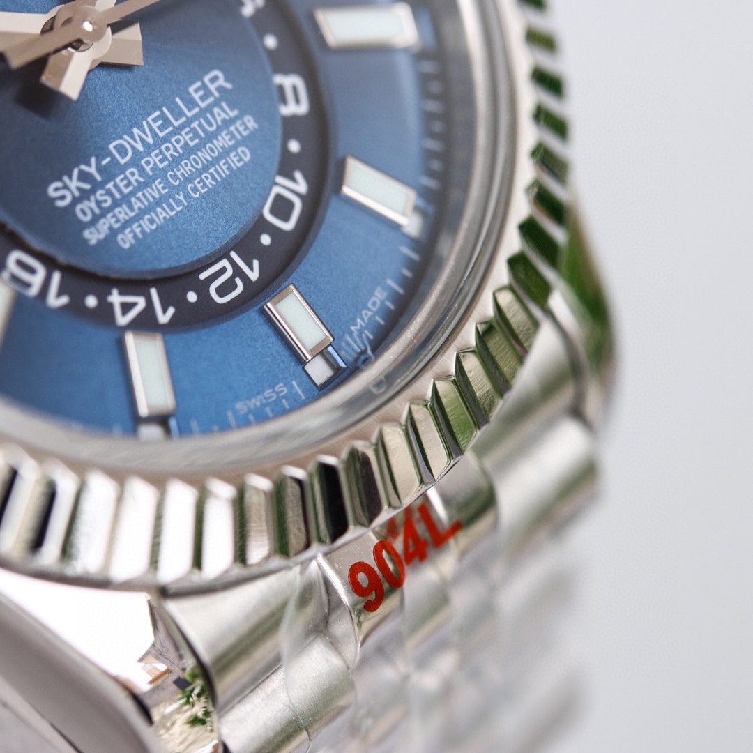 白壳1150 金壳1200（胶钢同价）
新品劳力士Rolex Sky-Dweller 天行者！【表壳】尺寸42MM，沉稳可靠、雍容大度！表圈采用劳力士Ring Command三角坑纹，旋转外圈可调转月份功能！抗刮损蓝宝石水晶，防反光凸透式放大日历窗【表带:】(蚝式钢)，蚝式，三排链节 蚝式摺扣配5毫米易调链节伸展系统【表盘】放射太阳纹理，刻度12小窗口红点月         份显示【机芯】搭载全自动机械9001机芯【功能】日期显示    月份显示   年历显示          双时区