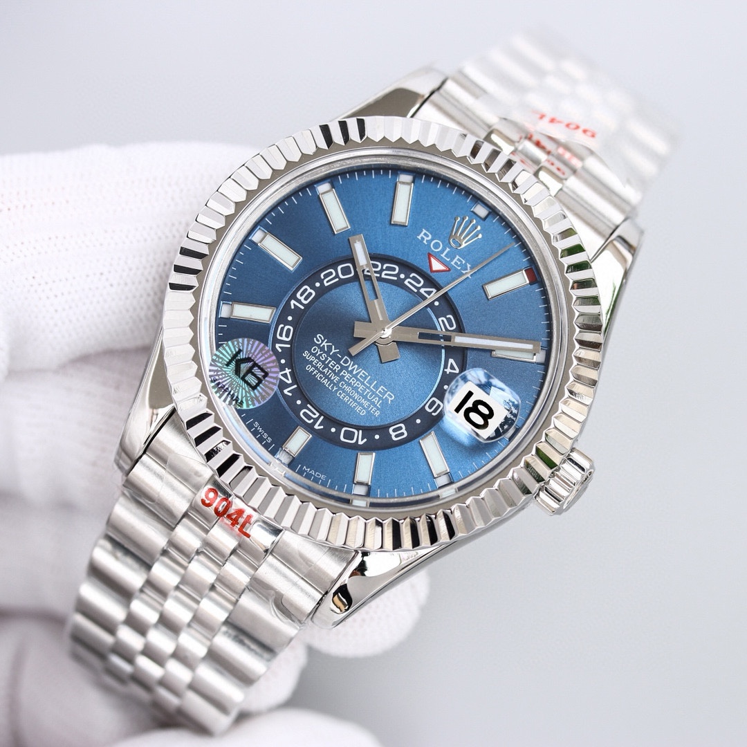 白壳1150 金壳1200（胶钢同价）
新品劳力士Rolex Sky-Dweller 天行者！【表壳】尺寸42MM，沉稳可靠、雍容大度！表圈采用劳力士Ring Command三角坑纹，旋转外圈可调转月份功能！抗刮损蓝宝石水晶，防反光凸透式放大日历窗【表带:】(蚝式钢)，蚝式，三排链节 蚝式摺扣配5毫米易调链节伸展系统【表盘】放射太阳纹理，刻度12小窗口红点月         份显示【机芯】搭载全自动机械9001机芯【功能】日期显示    月份显示   年历显示          双时区