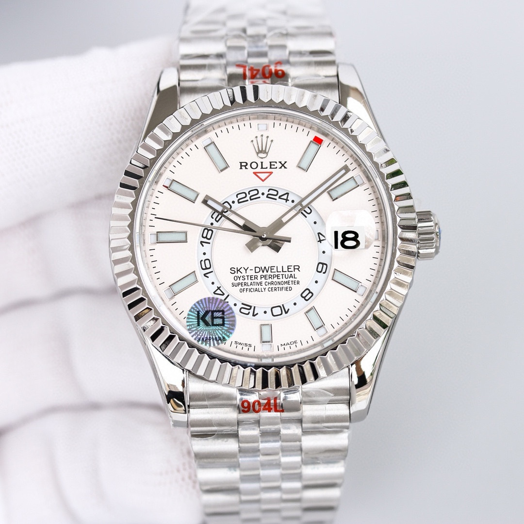 白壳1150 金壳1200（胶钢同价）
新品劳力士Rolex Sky-Dweller 天行者！【表壳】尺寸42MM，沉稳可靠、雍容大度！表圈采用劳力士Ring Command三角坑纹，旋转外圈可调转月份功能！抗刮损蓝宝石水晶，防反光凸透式放大日历窗【表带:】(蚝式钢)，蚝式，三排链节 蚝式摺扣配5毫米易调链节伸展系统【表盘】放射太阳纹理，刻度12小窗口红点月         份显示【机芯】搭载全自动机械9001机芯【功能】日期显示    月份显示   年历显示          双时区