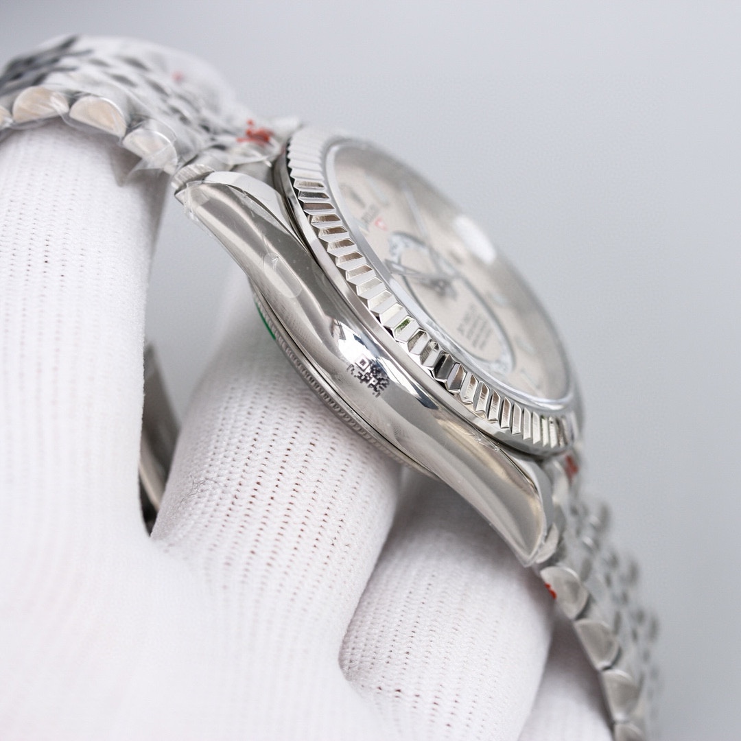 白壳1150 金壳1200（胶钢同价）
新品劳力士Rolex Sky-Dweller 天行者！【表壳】尺寸42MM，沉稳可靠、雍容大度！表圈采用劳力士Ring Command三角坑纹，旋转外圈可调转月份功能！抗刮损蓝宝石水晶，防反光凸透式放大日历窗【表带:】(蚝式钢)，蚝式，三排链节 蚝式摺扣配5毫米易调链节伸展系统【表盘】放射太阳纹理，刻度12小窗口红点月         份显示【机芯】搭载全自动机械9001机芯【功能】日期显示    月份显示   年历显示          双时区