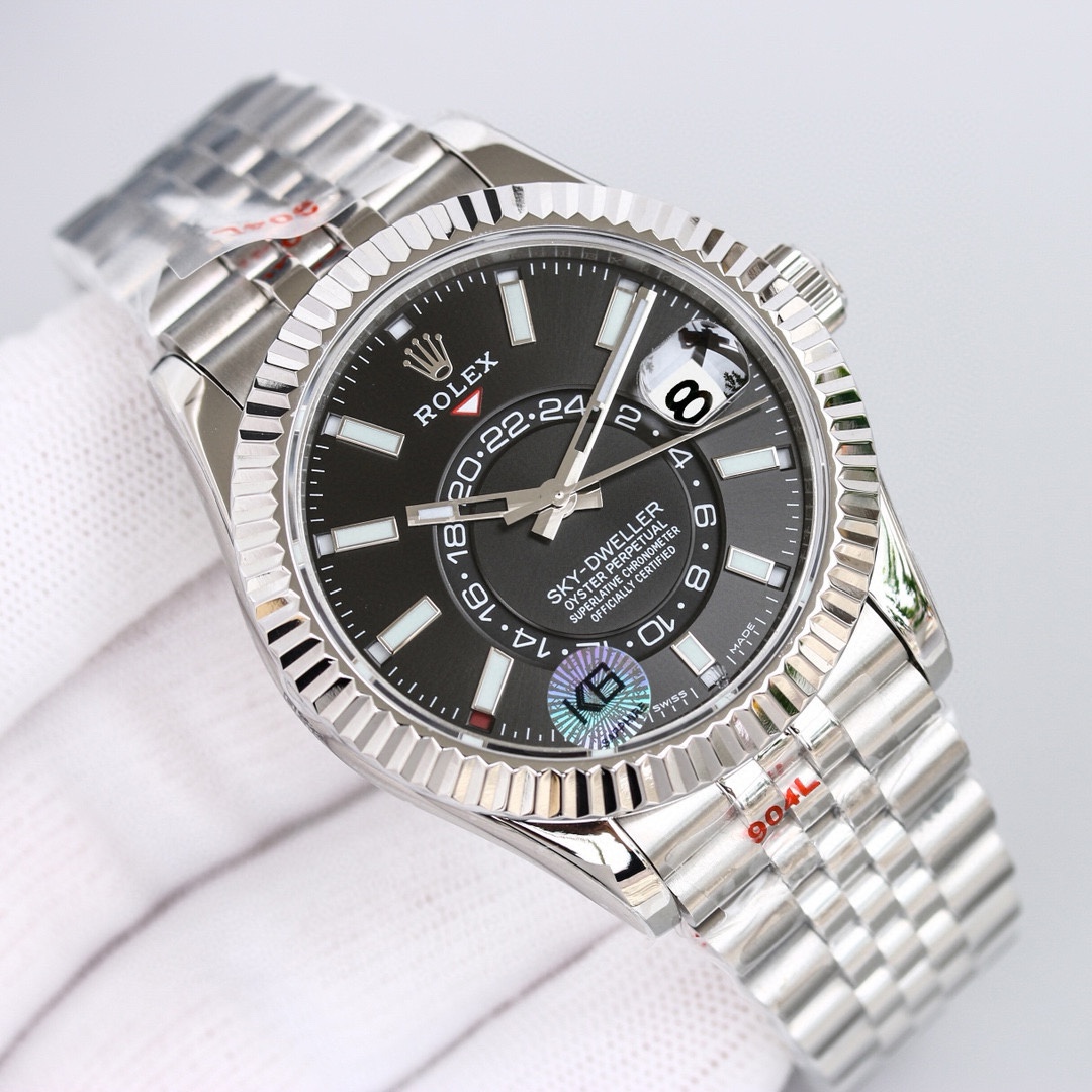 白壳1150 金壳1200（胶钢同价）
新品劳力士Rolex Sky-Dweller 天行者！【表壳】尺寸42MM，沉稳可靠、雍容大度！表圈采用劳力士Ring Command三角坑纹，旋转外圈可调转月份功能！抗刮损蓝宝石水晶，防反光凸透式放大日历窗【表带:】(蚝式钢)，蚝式，三排链节 蚝式摺扣配5毫米易调链节伸展系统【表盘】放射太阳纹理，刻度12小窗口红点月         份显示【机芯】搭载全自动机械9001机芯【功能】日期显示    月份显示   年历显示          双时区