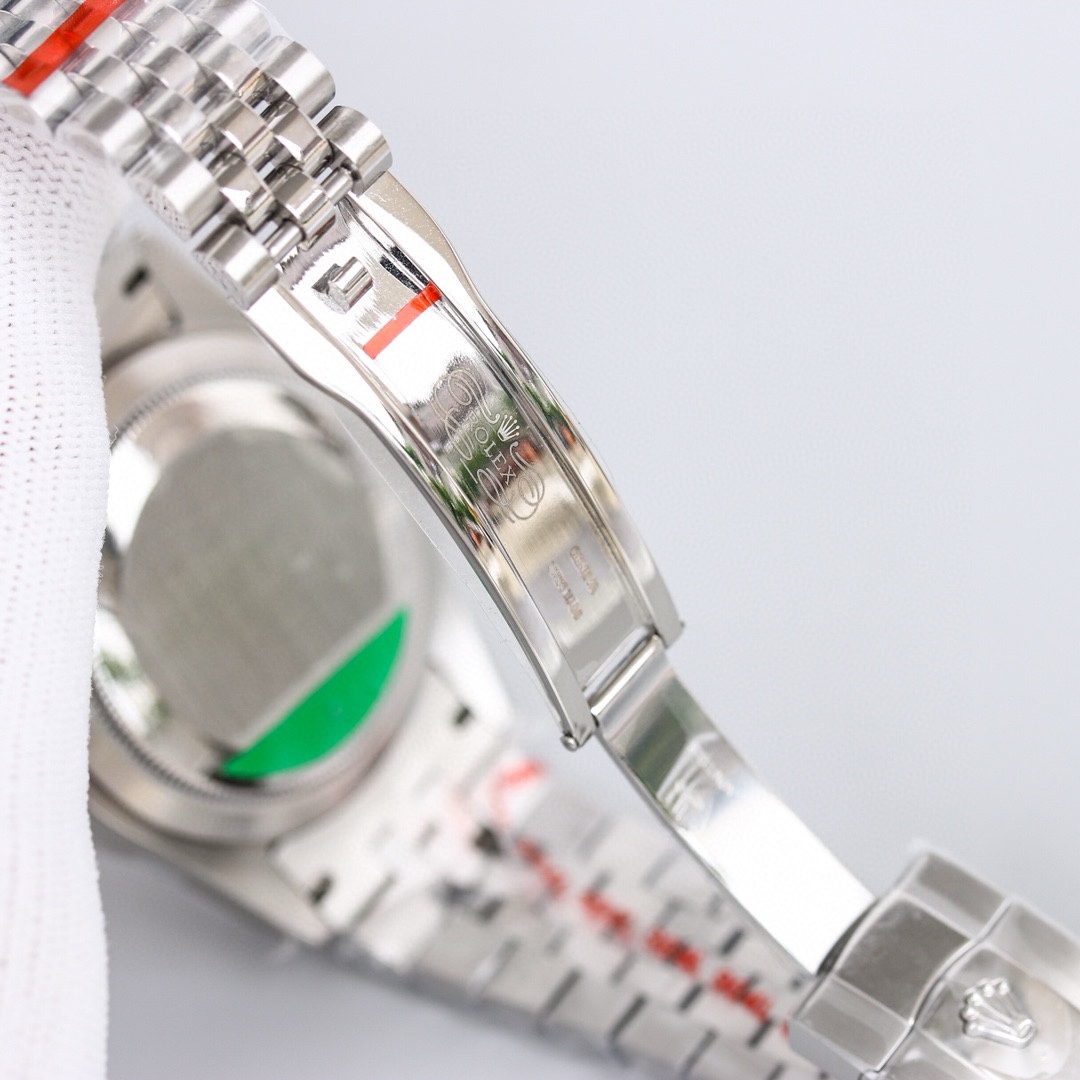 白壳1150 金壳1200（胶钢同价）
新品劳力士Rolex Sky-Dweller 天行者！【表壳】尺寸42MM，沉稳可靠、雍容大度！表圈采用劳力士Ring Command三角坑纹，旋转外圈可调转月份功能！抗刮损蓝宝石水晶，防反光凸透式放大日历窗【表带:】(蚝式钢)，蚝式，三排链节 蚝式摺扣配5毫米易调链节伸展系统【表盘】放射太阳纹理，刻度12小窗口红点月         份显示【机芯】搭载全自动机械9001机芯【功能】日期显示    月份显示   年历显示          双时区