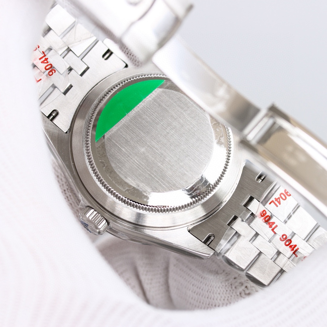 白壳1150 金壳1200（胶钢同价）
新品劳力士Rolex Sky-Dweller 天行者！【表壳】尺寸42MM，沉稳可靠、雍容大度！表圈采用劳力士Ring Command三角坑纹，旋转外圈可调转月份功能！抗刮损蓝宝石水晶，防反光凸透式放大日历窗【表带:】(蚝式钢)，蚝式，三排链节 蚝式摺扣配5毫米易调链节伸展系统【表盘】放射太阳纹理，刻度12小窗口红点月         份显示【机芯】搭载全自动机械9001机芯【功能】日期显示    月份显示   年历显示          双时区