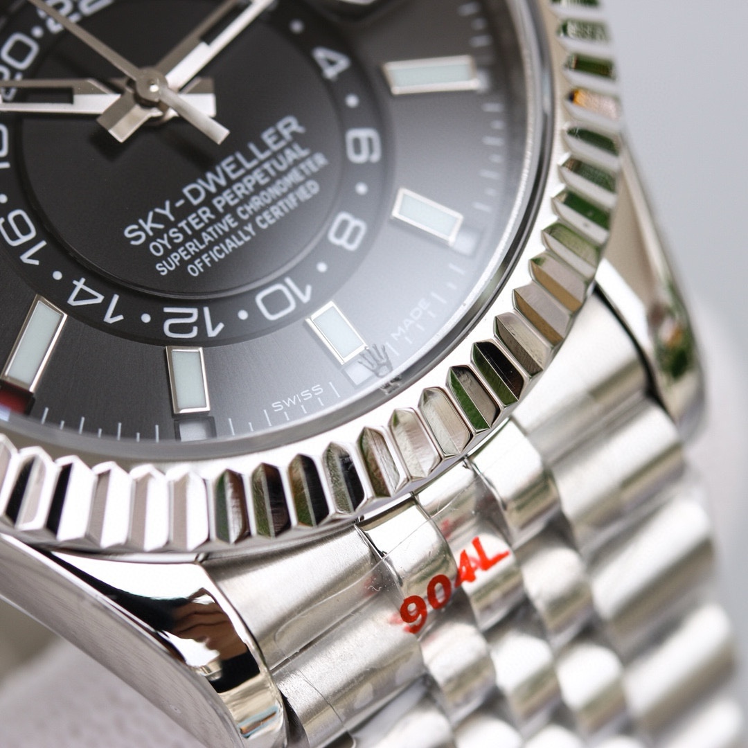 白壳1150 金壳1200（胶钢同价）
新品劳力士Rolex Sky-Dweller 天行者！【表壳】尺寸42MM，沉稳可靠、雍容大度！表圈采用劳力士Ring Command三角坑纹，旋转外圈可调转月份功能！抗刮损蓝宝石水晶，防反光凸透式放大日历窗【表带:】(蚝式钢)，蚝式，三排链节 蚝式摺扣配5毫米易调链节伸展系统【表盘】放射太阳纹理，刻度12小窗口红点月         份显示【机芯】搭载全自动机械9001机芯【功能】日期显示    月份显示   年历显示          双时区
