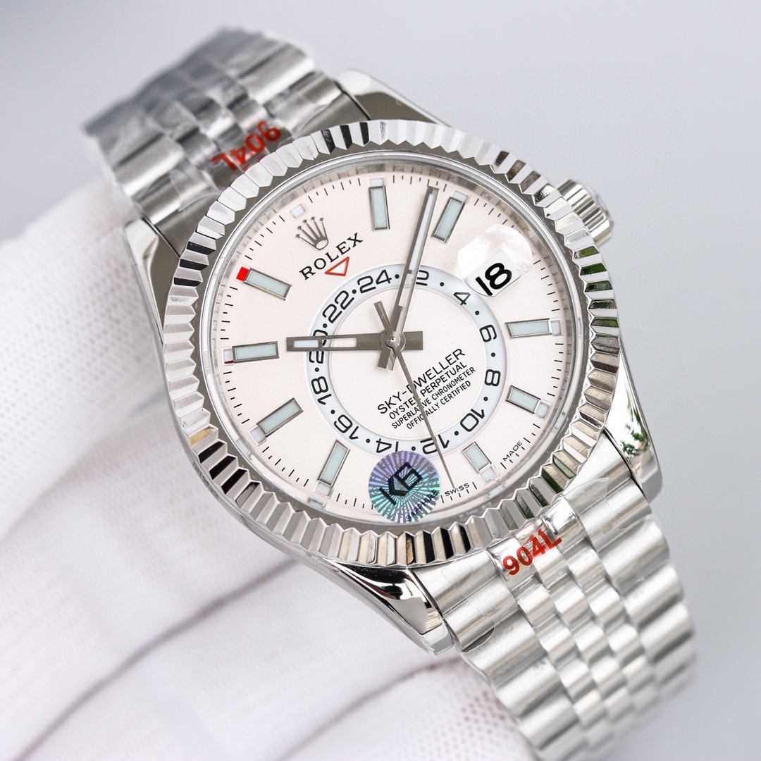 白壳1150 金壳1200（胶钢同价）
新品劳力士Rolex Sky-Dweller 天行者！【表壳】尺寸42MM，沉稳可靠、雍容大度！表圈采用劳力士Ring Command三角坑纹，旋转外圈可调转月份功能！抗刮损蓝宝石水晶，防反光凸透式放大日历窗【表带:】(蚝式钢)，蚝式，三排链节 蚝式摺扣配5毫米易调链节伸展系统【表盘】放射太阳纹理，刻度12小窗口红点月         份显示【机芯】搭载全自动机械9001机芯【功能】日期显示    月份显示   年历显示          双时区