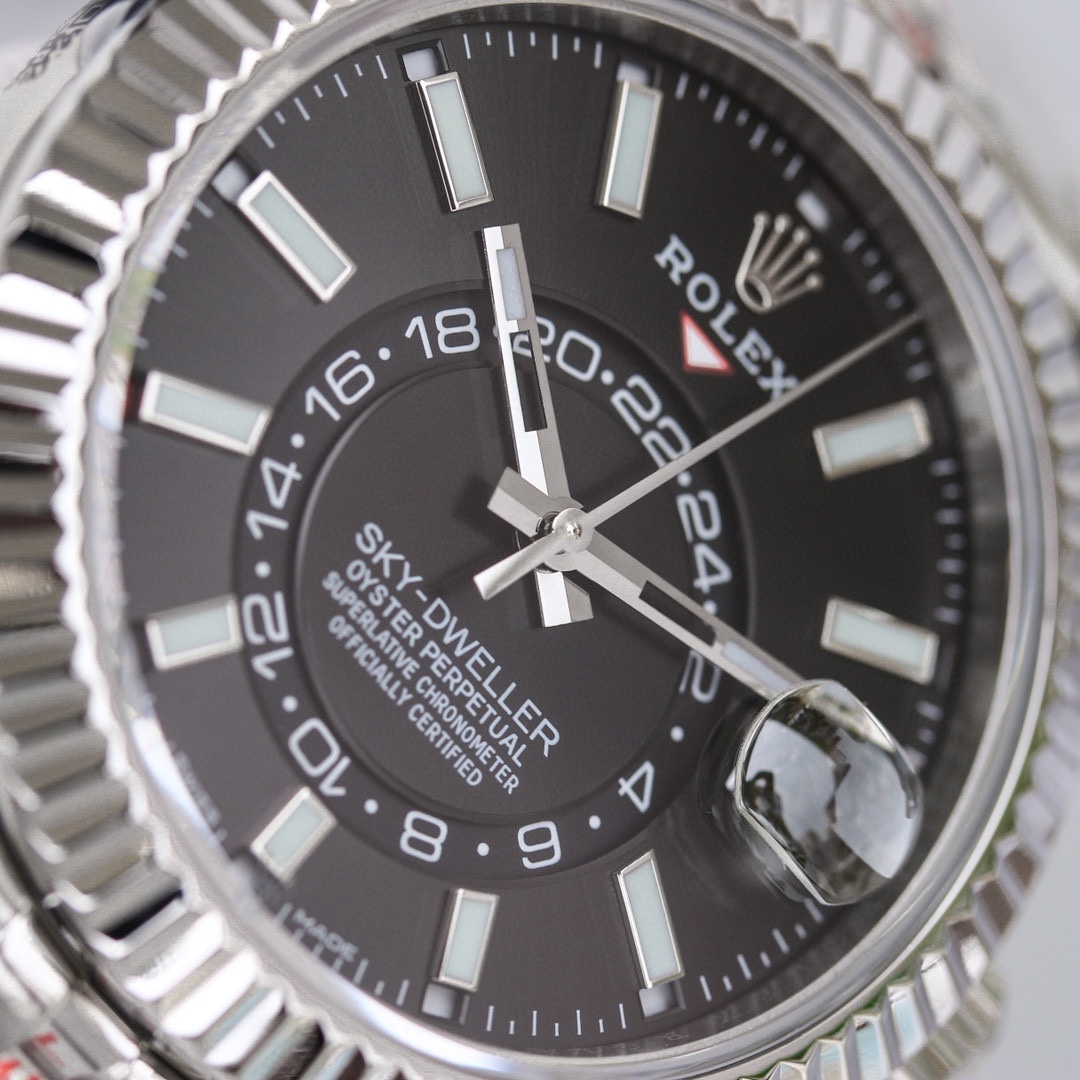 白壳1150 金壳1200（胶钢同价）
新品劳力士Rolex Sky-Dweller 天行者！【表壳】尺寸42MM，沉稳可靠、雍容大度！表圈采用劳力士Ring Command三角坑纹，旋转外圈可调转月份功能！抗刮损蓝宝石水晶，防反光凸透式放大日历窗【表带:】(蚝式钢)，蚝式，三排链节 蚝式摺扣配5毫米易调链节伸展系统【表盘】放射太阳纹理，刻度12小窗口红点月         份显示【机芯】搭载全自动机械9001机芯【功能】日期显示    月份显示   年历显示          双时区
