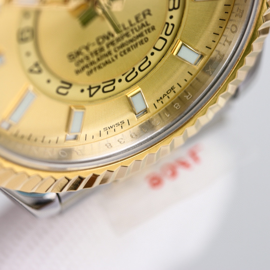 白壳1150 金壳1200（胶钢同价）
新品劳力士Rolex Sky-Dweller 天行者！【表壳】尺寸42MM，沉稳可靠、雍容大度！表圈采用劳力士Ring Command三角坑纹，旋转外圈可调转月份功能！抗刮损蓝宝石水晶，防反光凸透式放大日历窗【表带:】(蚝式钢)，蚝式，三排链节 蚝式摺扣配5毫米易调链节伸展系统【表盘】放射太阳纹理，刻度12小窗口红点月         份显示【机芯】搭载全自动机械9001机芯【功能】日期显示    月份显示   年历显示          双时区