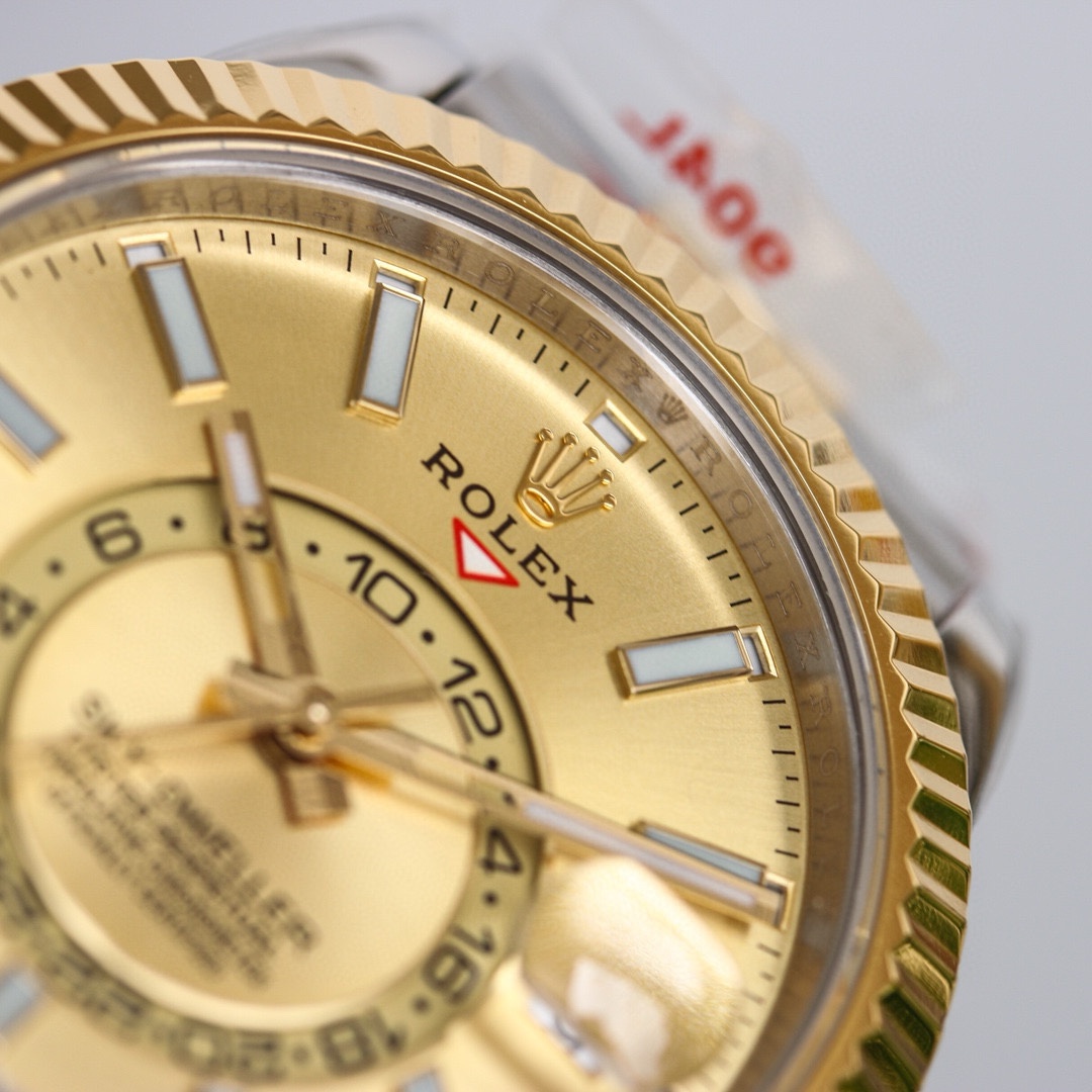 白壳1150 金壳1200（胶钢同价）
新品劳力士Rolex Sky-Dweller 天行者！【表壳】尺寸42MM，沉稳可靠、雍容大度！表圈采用劳力士Ring Command三角坑纹，旋转外圈可调转月份功能！抗刮损蓝宝石水晶，防反光凸透式放大日历窗【表带:】(蚝式钢)，蚝式，三排链节 蚝式摺扣配5毫米易调链节伸展系统【表盘】放射太阳纹理，刻度12小窗口红点月         份显示【机芯】搭载全自动机械9001机芯【功能】日期显示    月份显示   年历显示          双时区