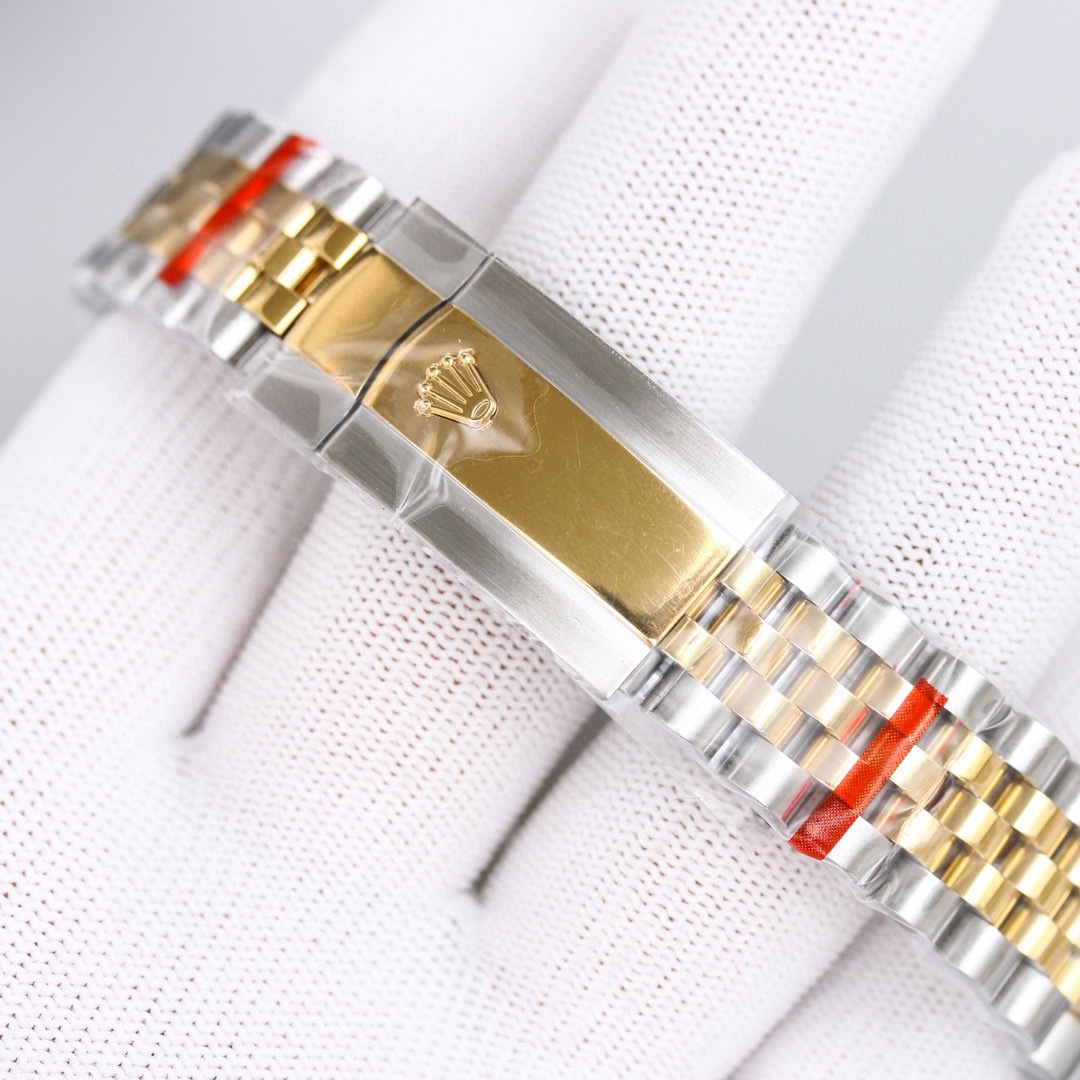 白壳1150 金壳1200（胶钢同价）
新品劳力士Rolex Sky-Dweller 天行者！【表壳】尺寸42MM，沉稳可靠、雍容大度！表圈采用劳力士Ring Command三角坑纹，旋转外圈可调转月份功能！抗刮损蓝宝石水晶，防反光凸透式放大日历窗【表带:】(蚝式钢)，蚝式，三排链节 蚝式摺扣配5毫米易调链节伸展系统【表盘】放射太阳纹理，刻度12小窗口红点月         份显示【机芯】搭载全自动机械9001机芯【功能】日期显示    月份显示   年历显示          双时区
