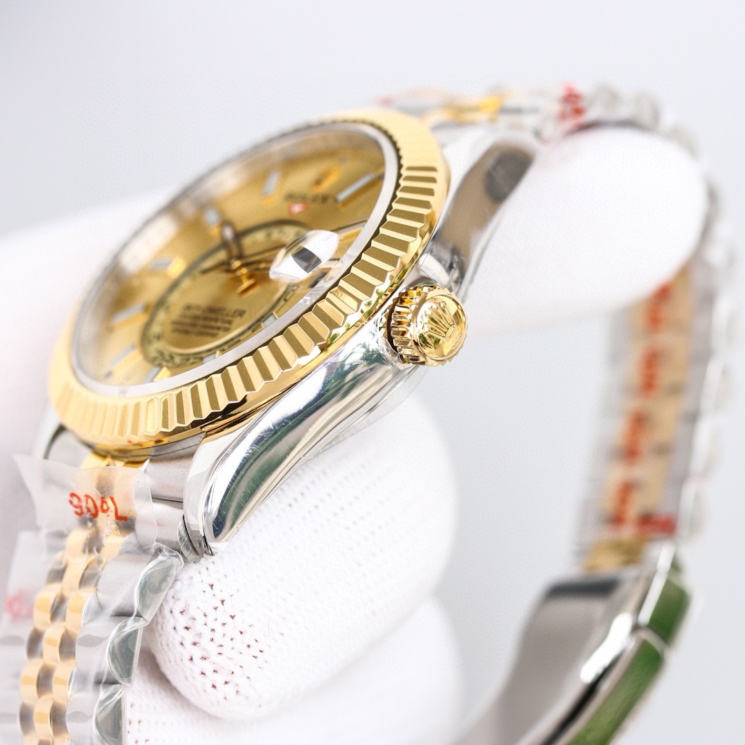 白壳1150 金壳1200（胶钢同价）
新品劳力士Rolex Sky-Dweller 天行者！【表壳】尺寸42MM，沉稳可靠、雍容大度！表圈采用劳力士Ring Command三角坑纹，旋转外圈可调转月份功能！抗刮损蓝宝石水晶，防反光凸透式放大日历窗【表带:】(蚝式钢)，蚝式，三排链节 蚝式摺扣配5毫米易调链节伸展系统【表盘】放射太阳纹理，刻度12小窗口红点月         份显示【机芯】搭载全自动机械9001机芯【功能】日期显示    月份显示   年历显示          双时区