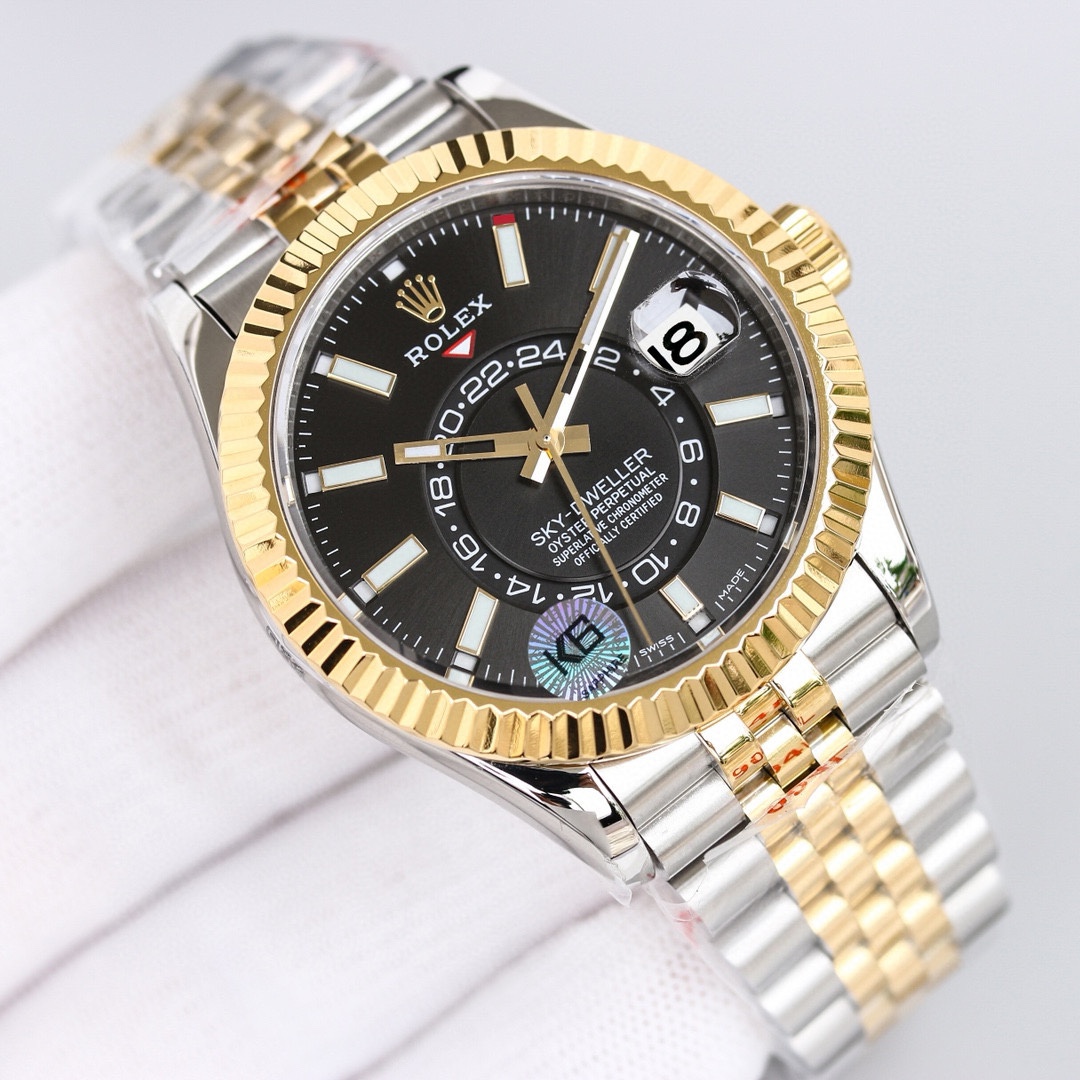 白壳1150 金壳1200（胶钢同价）
新品劳力士Rolex Sky-Dweller 天行者！【表壳】尺寸42MM，沉稳可靠、雍容大度！表圈采用劳力士Ring Command三角坑纹，旋转外圈可调转月份功能！抗刮损蓝宝石水晶，防反光凸透式放大日历窗【表带:】(蚝式钢)，蚝式，三排链节 蚝式摺扣配5毫米易调链节伸展系统【表盘】放射太阳纹理，刻度12小窗口红点月         份显示【机芯】搭载全自动机械9001机芯【功能】日期显示    月份显示   年历显示          双时区
