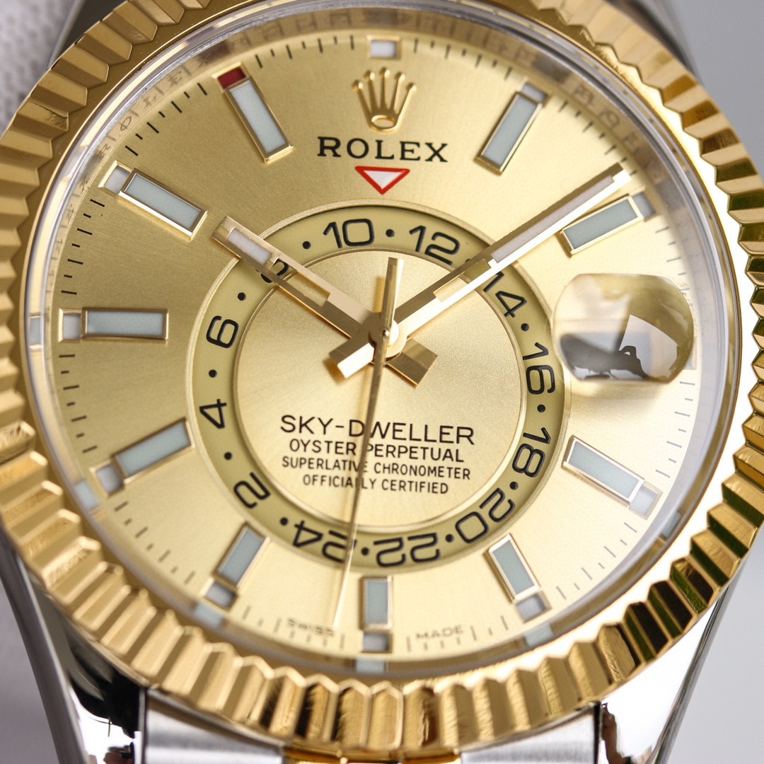 白壳1150 金壳1200（胶钢同价）
新品劳力士Rolex Sky-Dweller 天行者！【表壳】尺寸42MM，沉稳可靠、雍容大度！表圈采用劳力士Ring Command三角坑纹，旋转外圈可调转月份功能！抗刮损蓝宝石水晶，防反光凸透式放大日历窗【表带:】(蚝式钢)，蚝式，三排链节 蚝式摺扣配5毫米易调链节伸展系统【表盘】放射太阳纹理，刻度12小窗口红点月         份显示【机芯】搭载全自动机械9001机芯【功能】日期显示    月份显示   年历显示          双时区