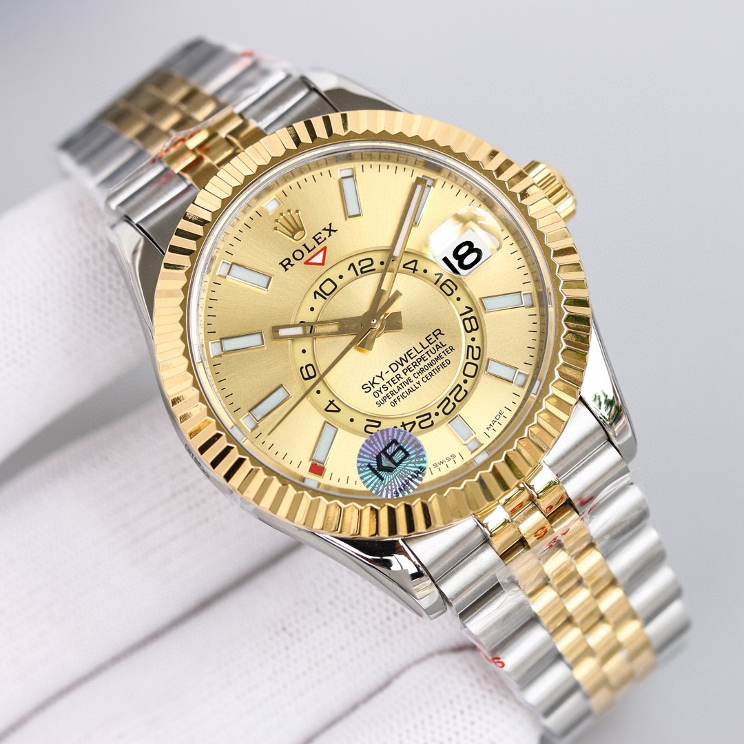 白壳1150 金壳1200（胶钢同价）
新品劳力士Rolex Sky-Dweller 天行者！【表壳】尺寸42MM，沉稳可靠、雍容大度！表圈采用劳力士Ring Command三角坑纹，旋转外圈可调转月份功能！抗刮损蓝宝石水晶，防反光凸透式放大日历窗【表带:】(蚝式钢)，蚝式，三排链节 蚝式摺扣配5毫米易调链节伸展系统【表盘】放射太阳纹理，刻度12小窗口红点月         份显示【机芯】搭载全自动机械9001机芯【功能】日期显示    月份显示   年历显示          双时区