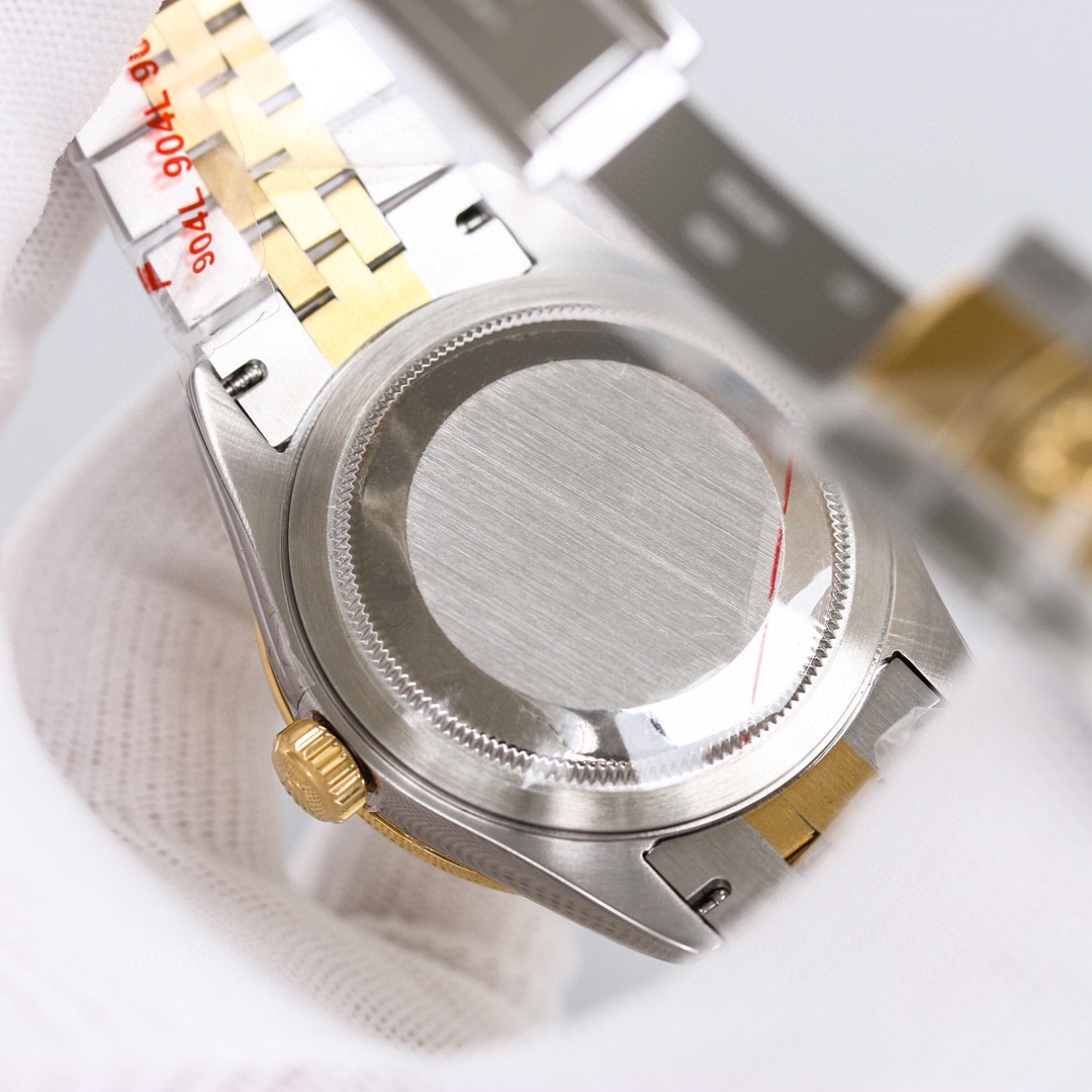 白壳1150 金壳1200（胶钢同价）
新品劳力士Rolex Sky-Dweller 天行者！【表壳】尺寸42MM，沉稳可靠、雍容大度！表圈采用劳力士Ring Command三角坑纹，旋转外圈可调转月份功能！抗刮损蓝宝石水晶，防反光凸透式放大日历窗【表带:】(蚝式钢)，蚝式，三排链节 蚝式摺扣配5毫米易调链节伸展系统【表盘】放射太阳纹理，刻度12小窗口红点月         份显示【机芯】搭载全自动机械9001机芯【功能】日期显示    月份显示   年历显示          双时区