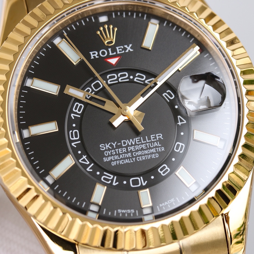 白壳1150 金壳1200（胶钢同价）
新品劳力士Rolex Sky-Dweller 天行者！【表壳】尺寸42MM，沉稳可靠、雍容大度！表圈采用劳力士Ring Command三角坑纹，旋转外圈可调转月份功能！抗刮损蓝宝石水晶，防反光凸透式放大日历窗【表带:】(蚝式钢)，蚝式，三排链节 蚝式摺扣配5毫米易调链节伸展系统【表盘】放射太阳纹理，刻度12小窗口红点月         份显示【机芯】搭载全自动机械9001机芯【功能】日期显示    月份显示   年历显示          双时区
