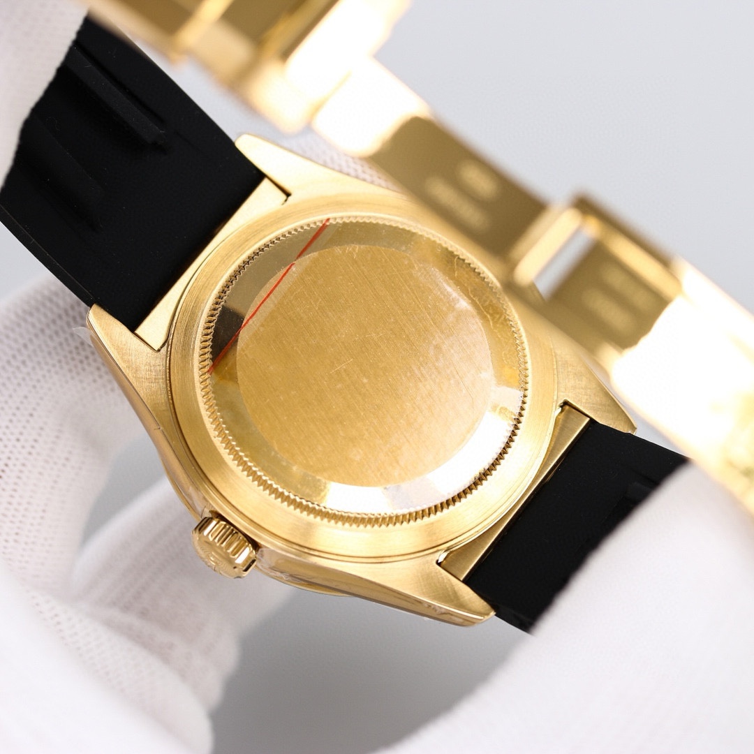 白壳1150 金壳1200（胶钢同价）
新品劳力士Rolex Sky-Dweller 天行者！【表壳】尺寸42MM，沉稳可靠、雍容大度！表圈采用劳力士Ring Command三角坑纹，旋转外圈可调转月份功能！抗刮损蓝宝石水晶，防反光凸透式放大日历窗【表带:】(蚝式钢)，蚝式，三排链节 蚝式摺扣配5毫米易调链节伸展系统【表盘】放射太阳纹理，刻度12小窗口红点月         份显示【机芯】搭载全自动机械9001机芯【功能】日期显示    月份显示   年历显示          双时区