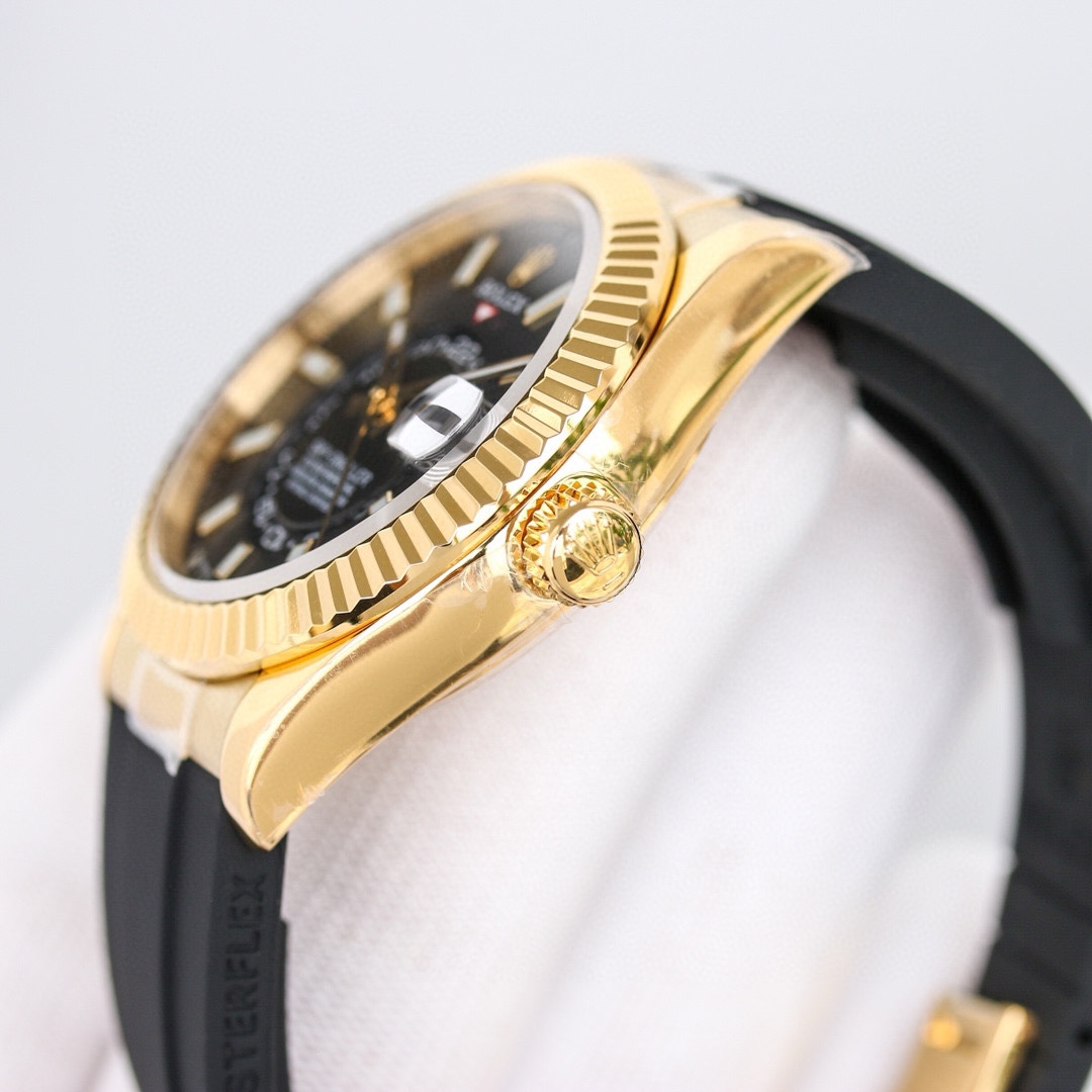 白壳1150 金壳1200（胶钢同价）
新品劳力士Rolex Sky-Dweller 天行者！【表壳】尺寸42MM，沉稳可靠、雍容大度！表圈采用劳力士Ring Command三角坑纹，旋转外圈可调转月份功能！抗刮损蓝宝石水晶，防反光凸透式放大日历窗【表带:】(蚝式钢)，蚝式，三排链节 蚝式摺扣配5毫米易调链节伸展系统【表盘】放射太阳纹理，刻度12小窗口红点月         份显示【机芯】搭载全自动机械9001机芯【功能】日期显示    月份显示   年历显示          双时区