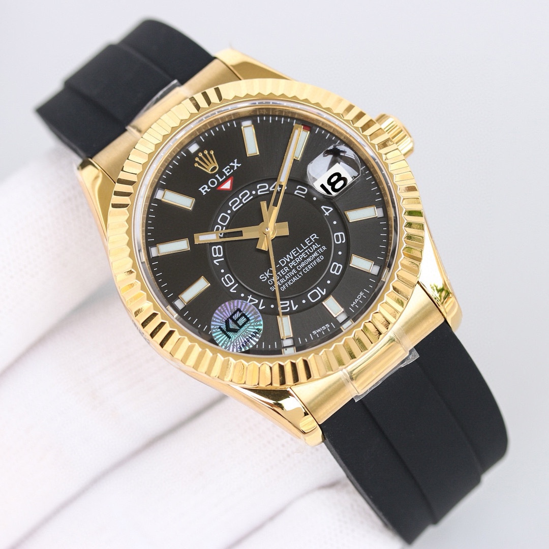 白壳1150 金壳1200（胶钢同价）
新品劳力士Rolex Sky-Dweller 天行者！【表壳】尺寸42MM，沉稳可靠、雍容大度！表圈采用劳力士Ring Command三角坑纹，旋转外圈可调转月份功能！抗刮损蓝宝石水晶，防反光凸透式放大日历窗【表带:】(蚝式钢)，蚝式，三排链节 蚝式摺扣配5毫米易调链节伸展系统【表盘】放射太阳纹理，刻度12小窗口红点月         份显示【机芯】搭载全自动机械9001机芯【功能】日期显示    月份显示   年历显示          双时区