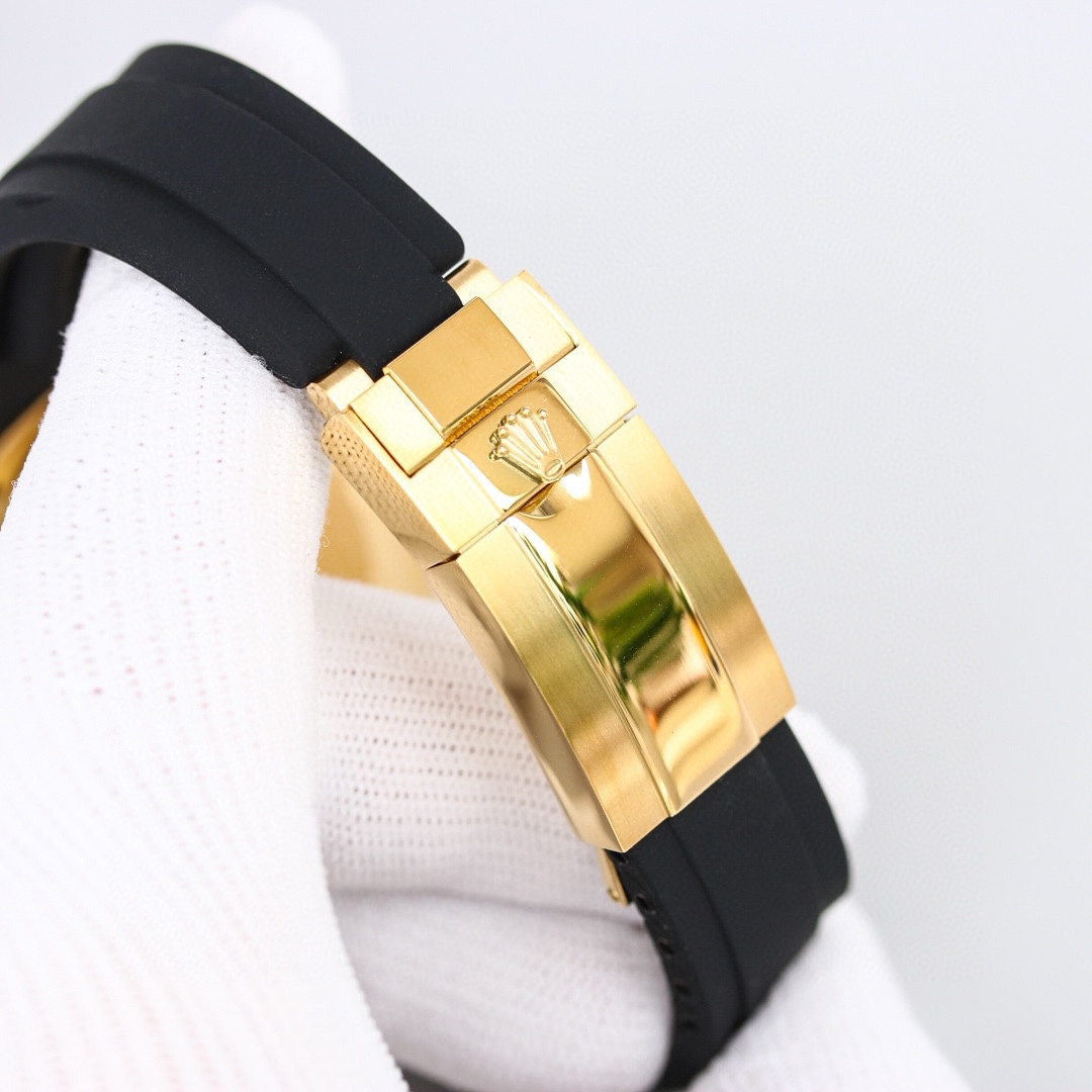 白壳1150 金壳1200（胶钢同价）
新品劳力士Rolex Sky-Dweller 天行者！【表壳】尺寸42MM，沉稳可靠、雍容大度！表圈采用劳力士Ring Command三角坑纹，旋转外圈可调转月份功能！抗刮损蓝宝石水晶，防反光凸透式放大日历窗【表带:】(蚝式钢)，蚝式，三排链节 蚝式摺扣配5毫米易调链节伸展系统【表盘】放射太阳纹理，刻度12小窗口红点月         份显示【机芯】搭载全自动机械9001机芯【功能】日期显示    月份显示   年历显示          双时区