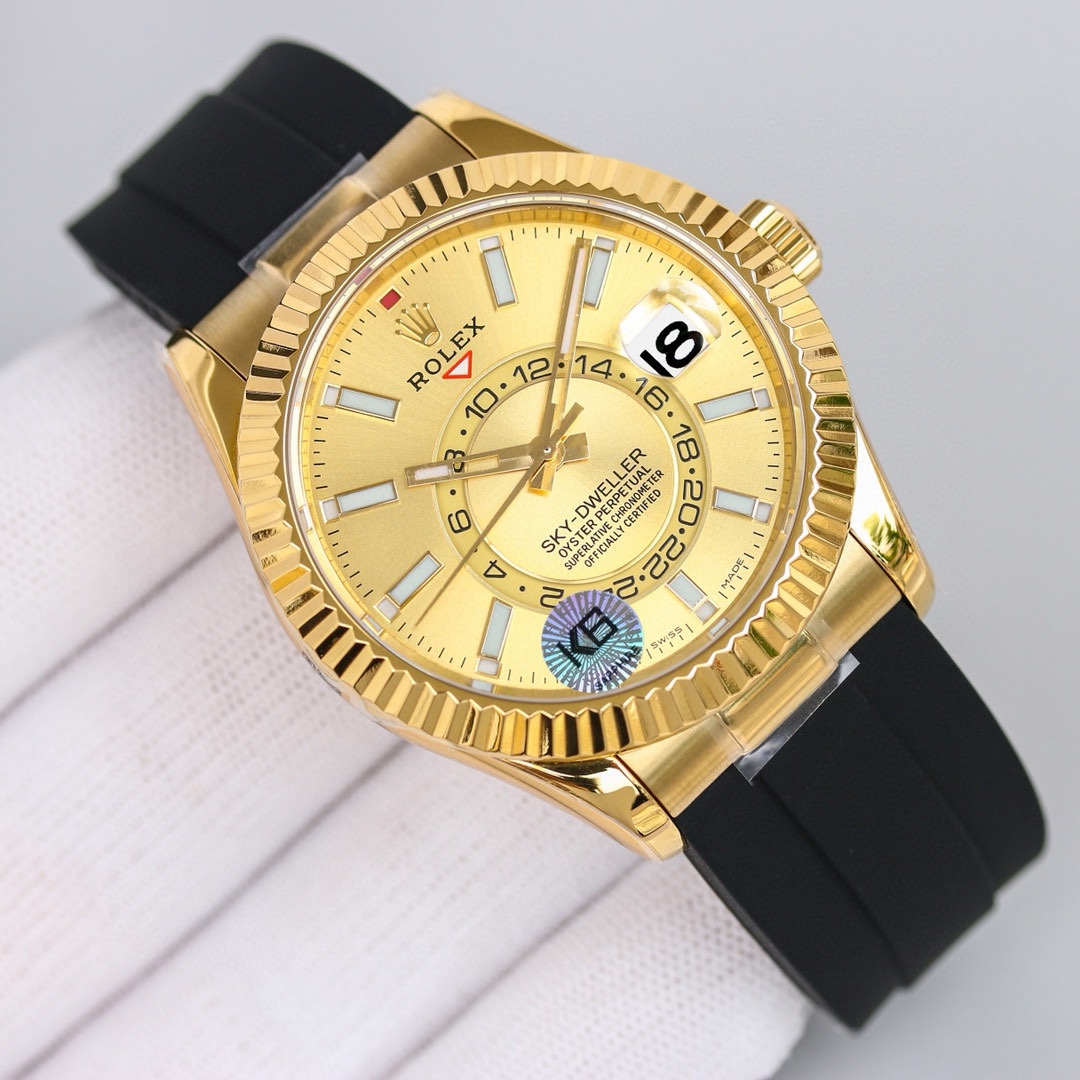 白壳1150 金壳1200（胶钢同价）
新品劳力士Rolex Sky-Dweller 天行者！【表壳】尺寸42MM，沉稳可靠、雍容大度！表圈采用劳力士Ring Command三角坑纹，旋转外圈可调转月份功能！抗刮损蓝宝石水晶，防反光凸透式放大日历窗【表带:】(蚝式钢)，蚝式，三排链节 蚝式摺扣配5毫米易调链节伸展系统【表盘】放射太阳纹理，刻度12小窗口红点月         份显示【机芯】搭载全自动机械9001机芯【功能】日期显示    月份显示   年历显示          双时区