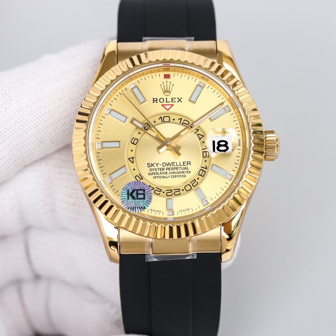 白壳1150 金壳1200（胶钢同价）
新品劳力士Rolex Sky-Dweller 天行者！【表壳】尺寸42MM，沉稳可靠、雍容大度！表圈采用劳力士Ring Command三角坑纹，旋转外圈可调转月份功能！抗刮损蓝宝石水晶，防反光凸透式放大日历窗【表带:】(蚝式钢)，蚝式，三排链节 蚝式摺扣配5毫米易调链节伸展系统【表盘】放射太阳纹理，刻度12小窗口红点月         份显示【机芯】搭载全自动机械9001机芯【功能】日期显示    月份显示   年历显示          双时区