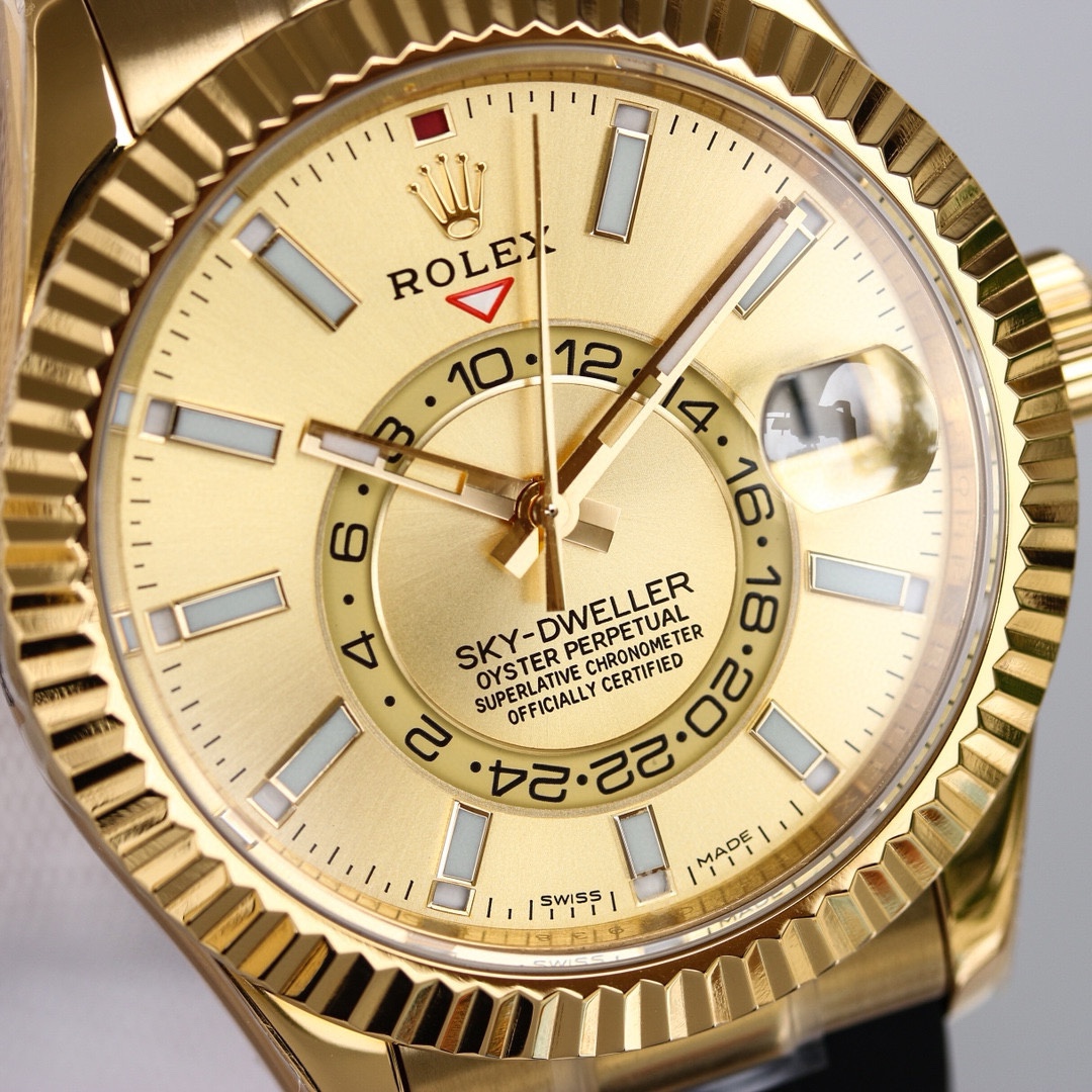白壳1150 金壳1200（胶钢同价）
新品劳力士Rolex Sky-Dweller 天行者！【表壳】尺寸42MM，沉稳可靠、雍容大度！表圈采用劳力士Ring Command三角坑纹，旋转外圈可调转月份功能！抗刮损蓝宝石水晶，防反光凸透式放大日历窗【表带:】(蚝式钢)，蚝式，三排链节 蚝式摺扣配5毫米易调链节伸展系统【表盘】放射太阳纹理，刻度12小窗口红点月         份显示【机芯】搭载全自动机械9001机芯【功能】日期显示    月份显示   年历显示          双时区