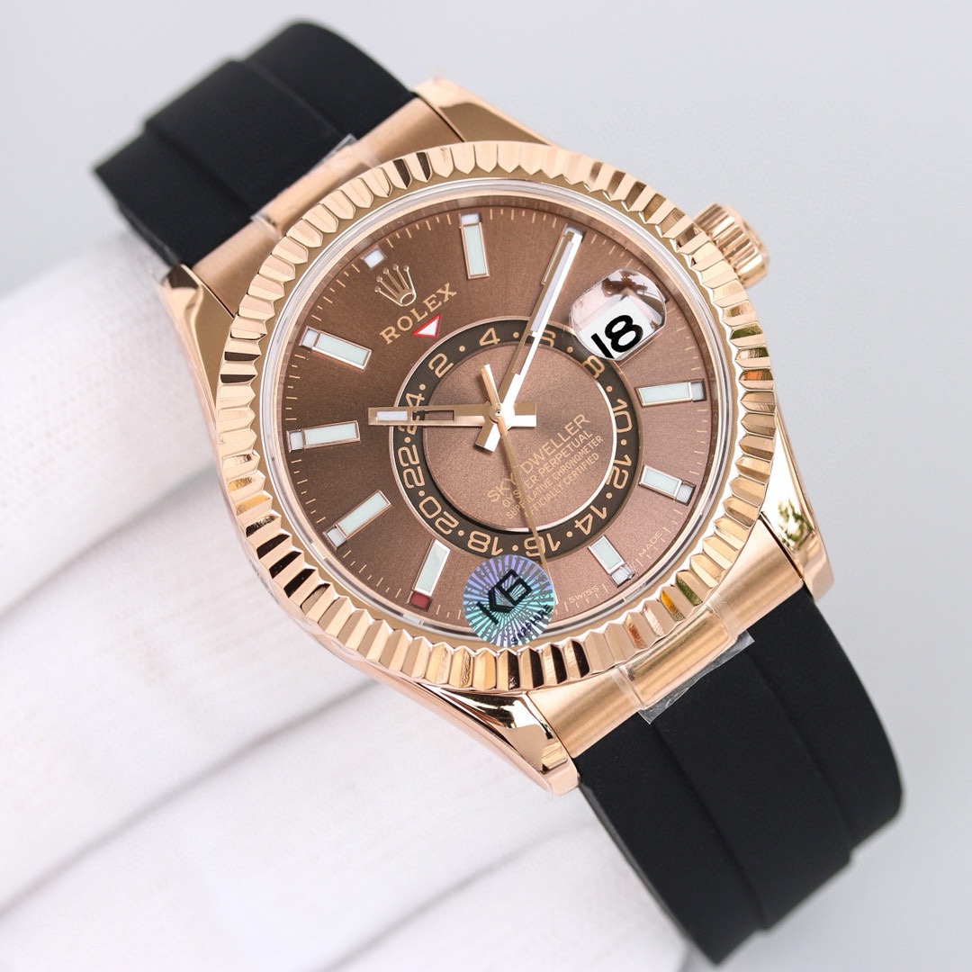 白壳1150 金壳1200（胶钢同价）
新品劳力士Rolex Sky-Dweller 天行者！【表壳】尺寸42MM，沉稳可靠、雍容大度！表圈采用劳力士Ring Command三角坑纹，旋转外圈可调转月份功能！抗刮损蓝宝石水晶，防反光凸透式放大日历窗【表带:】(蚝式钢)，蚝式，三排链节 蚝式摺扣配5毫米易调链节伸展系统【表盘】放射太阳纹理，刻度12小窗口红点月         份显示【机芯】搭载全自动机械9001机芯【功能】日期显示    月份显示   年历显示          双时区