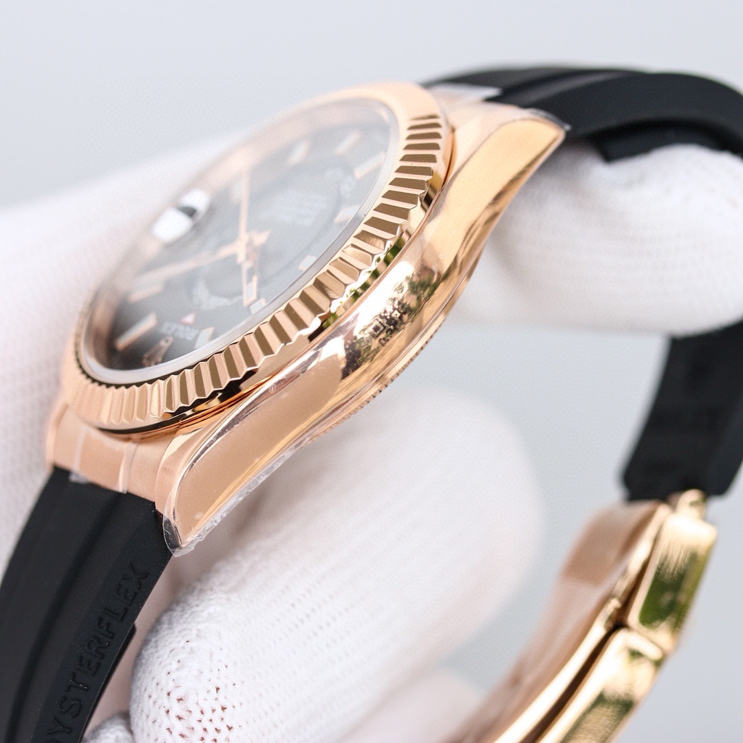 白壳1150 金壳1200（胶钢同价）
新品劳力士Rolex Sky-Dweller 天行者！【表壳】尺寸42MM，沉稳可靠、雍容大度！表圈采用劳力士Ring Command三角坑纹，旋转外圈可调转月份功能！抗刮损蓝宝石水晶，防反光凸透式放大日历窗【表带:】(蚝式钢)，蚝式，三排链节 蚝式摺扣配5毫米易调链节伸展系统【表盘】放射太阳纹理，刻度12小窗口红点月         份显示【机芯】搭载全自动机械9001机芯【功能】日期显示    月份显示   年历显示          双时区