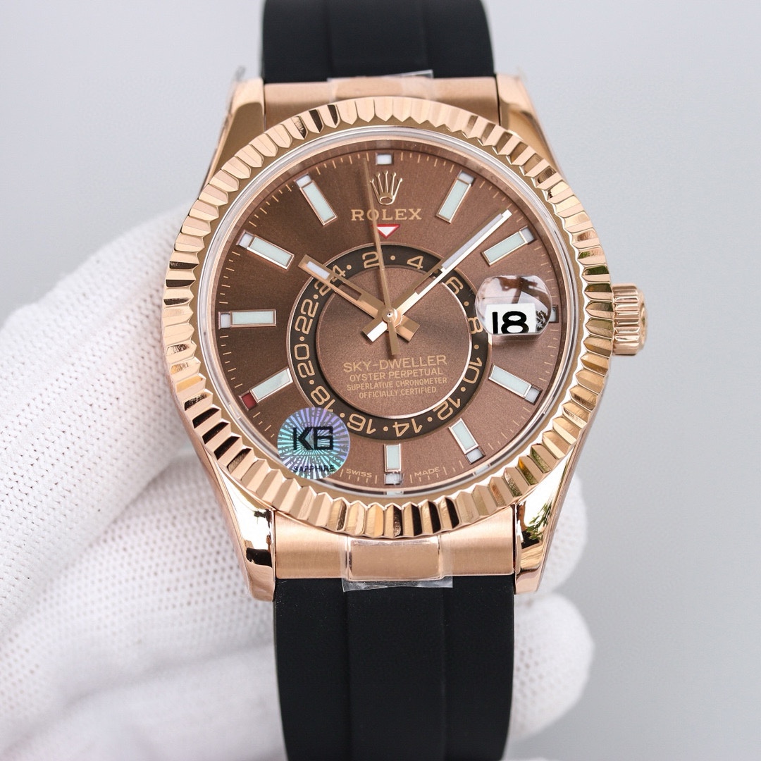 白壳1150 金壳1200（胶钢同价）
新品劳力士Rolex Sky-Dweller 天行者！【表壳】尺寸42MM，沉稳可靠、雍容大度！表圈采用劳力士Ring Command三角坑纹，旋转外圈可调转月份功能！抗刮损蓝宝石水晶，防反光凸透式放大日历窗【表带:】(蚝式钢)，蚝式，三排链节 蚝式摺扣配5毫米易调链节伸展系统【表盘】放射太阳纹理，刻度12小窗口红点月         份显示【机芯】搭载全自动机械9001机芯【功能】日期显示    月份显示   年历显示          双时区
