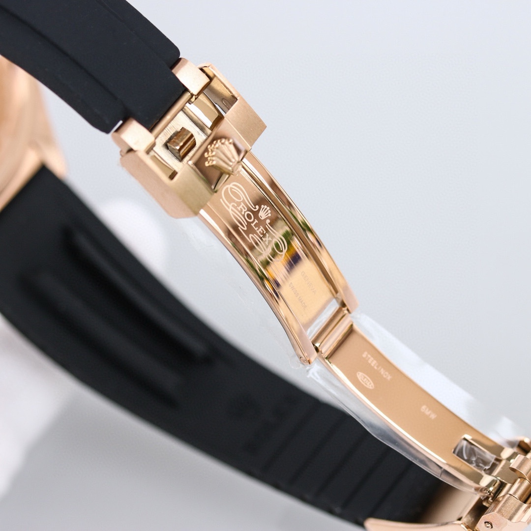 白壳1150 金壳1200（胶钢同价）
新品劳力士Rolex Sky-Dweller 天行者！【表壳】尺寸42MM，沉稳可靠、雍容大度！表圈采用劳力士Ring Command三角坑纹，旋转外圈可调转月份功能！抗刮损蓝宝石水晶，防反光凸透式放大日历窗【表带:】(蚝式钢)，蚝式，三排链节 蚝式摺扣配5毫米易调链节伸展系统【表盘】放射太阳纹理，刻度12小窗口红点月         份显示【机芯】搭载全自动机械9001机芯【功能】日期显示    月份显示   年历显示          双时区