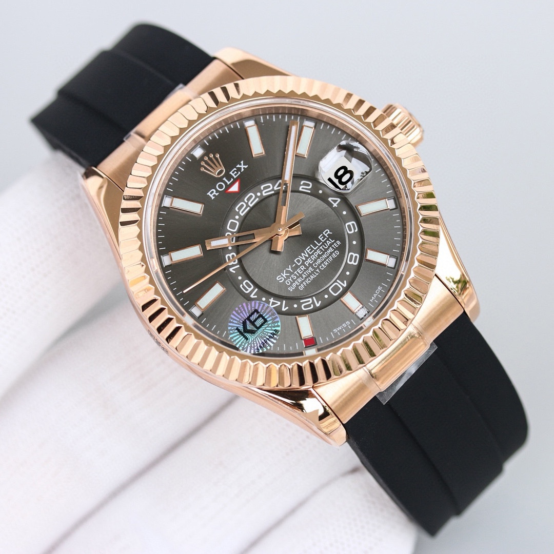 白壳1150 金壳1200（胶钢同价）
新品劳力士Rolex Sky-Dweller 天行者！【表壳】尺寸42MM，沉稳可靠、雍容大度！表圈采用劳力士Ring Command三角坑纹，旋转外圈可调转月份功能！抗刮损蓝宝石水晶，防反光凸透式放大日历窗【表带:】(蚝式钢)，蚝式，三排链节 蚝式摺扣配5毫米易调链节伸展系统【表盘】放射太阳纹理，刻度12小窗口红点月         份显示【机芯】搭载全自动机械9001机芯【功能】日期显示    月份显示   年历显示          双时区