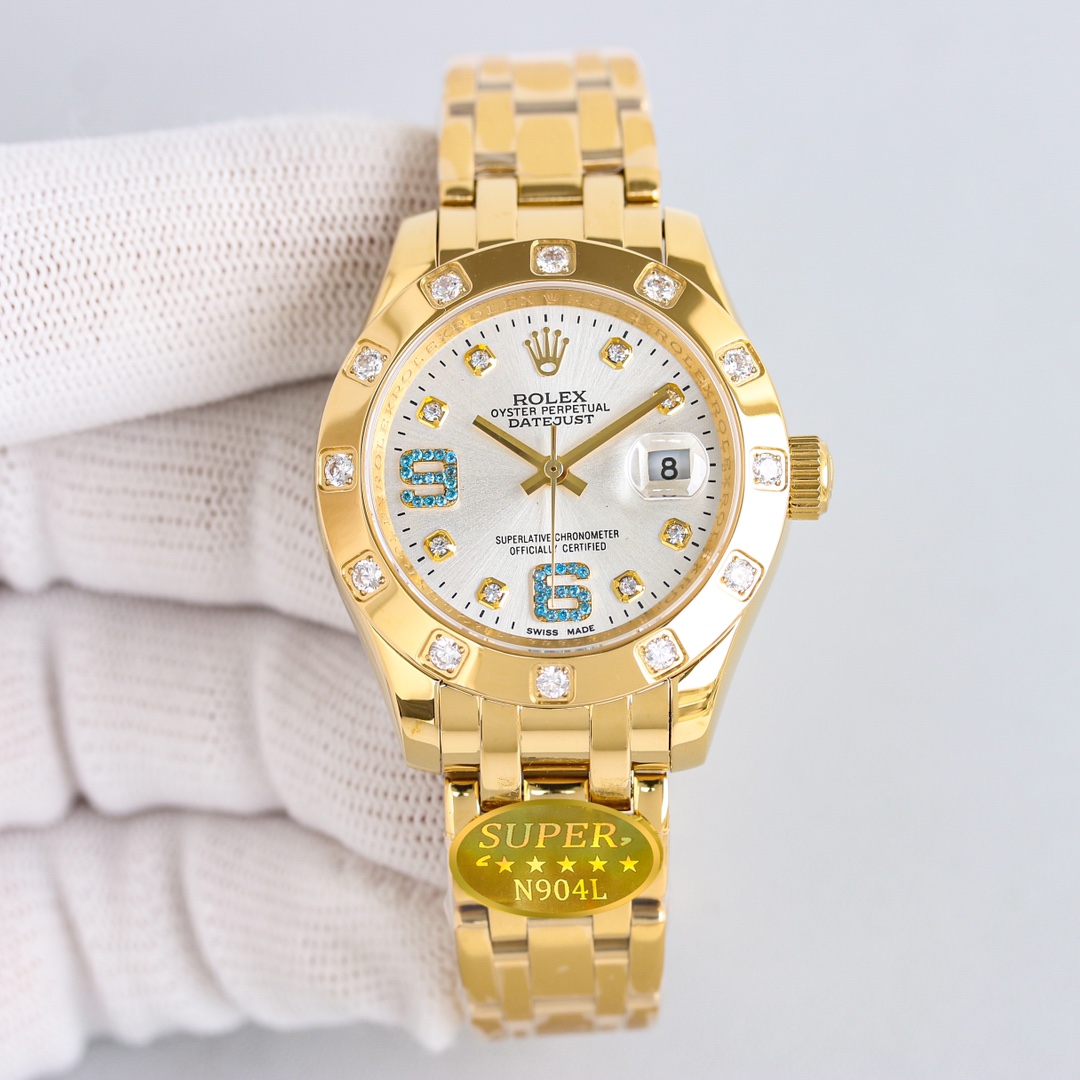NO:158454,Production of TW White Steel Gold TW Factory Rolex-34mm Diamond Dial PEARLMASTER Series RZ1 ① Women's pearl lady-style uses 904L stainless steel to forge stainless steel watches, and the case has high corrosion resistance. This super alloy is not only very durable and easy to polish, but its beauty remains unabated even in the most extreme environments. ② Built-in assembly imported automatic machinery. The performance is extremely stable. Its shock resistance and geometric structure enable the movement to maintain regular operation at any position. ③ Triangular pit bottom cover is tightened with special tools to make the case safely sealed. The winding crown adopts a double-lock double waterproof system, which is firmly screwed to the case, making it more waterproof  ④The mirror is made of scratch-resistant blue crystal, and a small window convex lens is installed at 3 o'clock to facilitate reading dates. The waterproof Oyster case of women's pearl lady-shaped waterproof Oyster case gives the best protection for high-precision movement. ⑤ The new concealed connection method of the watch strap and the outer ring ensures a seamless visual effect between the strap and the case. The redesigned commemorative strap is equipped with a new generation of concealed crown buckle, opened with a more connected Rolex crown logo. For the best luxury recommendation for gifts, please be sure of TW exclusive quality, rolex19860909TW 出品 白钢 金色 TW Factory 劳力士-34毫米 镶钻表盘PEARLMASTER系列 RZ1 ①女装珍珠淑女型采用904L不锈钢来锻造不锈钢腕表,表壳具备高抗腐蚀性.这种超合金不仅非常耐用且易于磨光,即使在最极端的环境,其美态依然不减. ②内置装配进口自动机械 性能极为稳定,其抗震力、几何结构使机芯在任何位置都可保持规律运行. ③三角坑纹底盖以专用工具旋紧 使表壳安全密封 上链表冠采用双扣锁双重防水系统,牢固旋紧于表壳,使得更加防水 ④镜面则以抗刮损蓝水晶制造,3点钟位置装有小窗凸透镜,方便读取日期.女装珍珠淑女型的防水蚝式表壳给予高精准机芯最佳防护. ⑤腕表表带和外圈底下的崭新隐蔽连接方式,确保表带和表壳之间达到无缝连接的视觉效果.重新设计的纪念型表带配有新一代隐蔽式皇冠带扣,以较接的劳力士皇冠标志开启. 送礼最佳奢华推荐请认准TW独家品质,,rolex,Watch