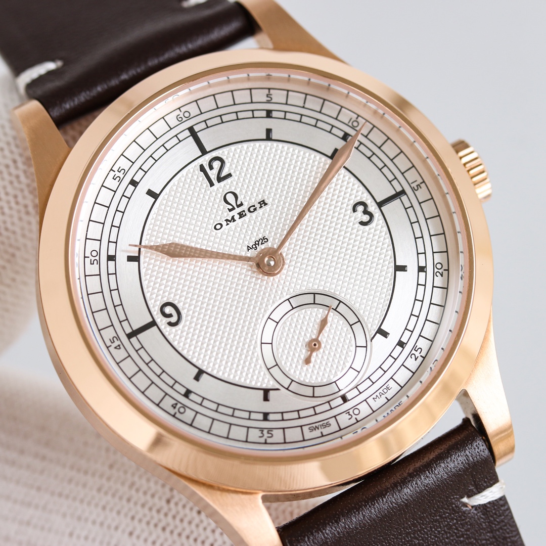 白壳透底 1300 玫壳密底1200 
 重磅推出 OMEGA 欧米茄 天文台系列 两针半 特别系列小三针手动机械 腕表 至臻天文台表径 39毫米，购入原版开模整体表壳采用青铜金材质打造打造，同步原装打磨技术。采用蓝宝石镜面更显档次 腕表表盘中央饰有巴黎饰钉纹理，尽显法式优雅，欧米茄品牌标识采用深灰色的复古风格，分钟圈和6点位的小秒盘轨道圈经更加细腻的环形拉丝工艺处理，精致奢华。尤其扣面标志是精雕机一个个雕刻出来，立体感十足，真正做到了完美。
市场唯一原装开模皮带 表扣。标志同样是精雕出来的。
内部搭载2824机芯改八爪黑摆轮同步欧米茄8926至臻天文台机芯，双发条盒提供长达72小时动力，无卡度设计搭配同轴擒纵系统，以及硅游丝，精准可靠又防磁。机芯打磨有精美的阿拉伯风格日内瓦纹。机芯的运转美态清晰可见.欢迎广大表友品鉴，精致推荐 男士 两针半 机械腕表 