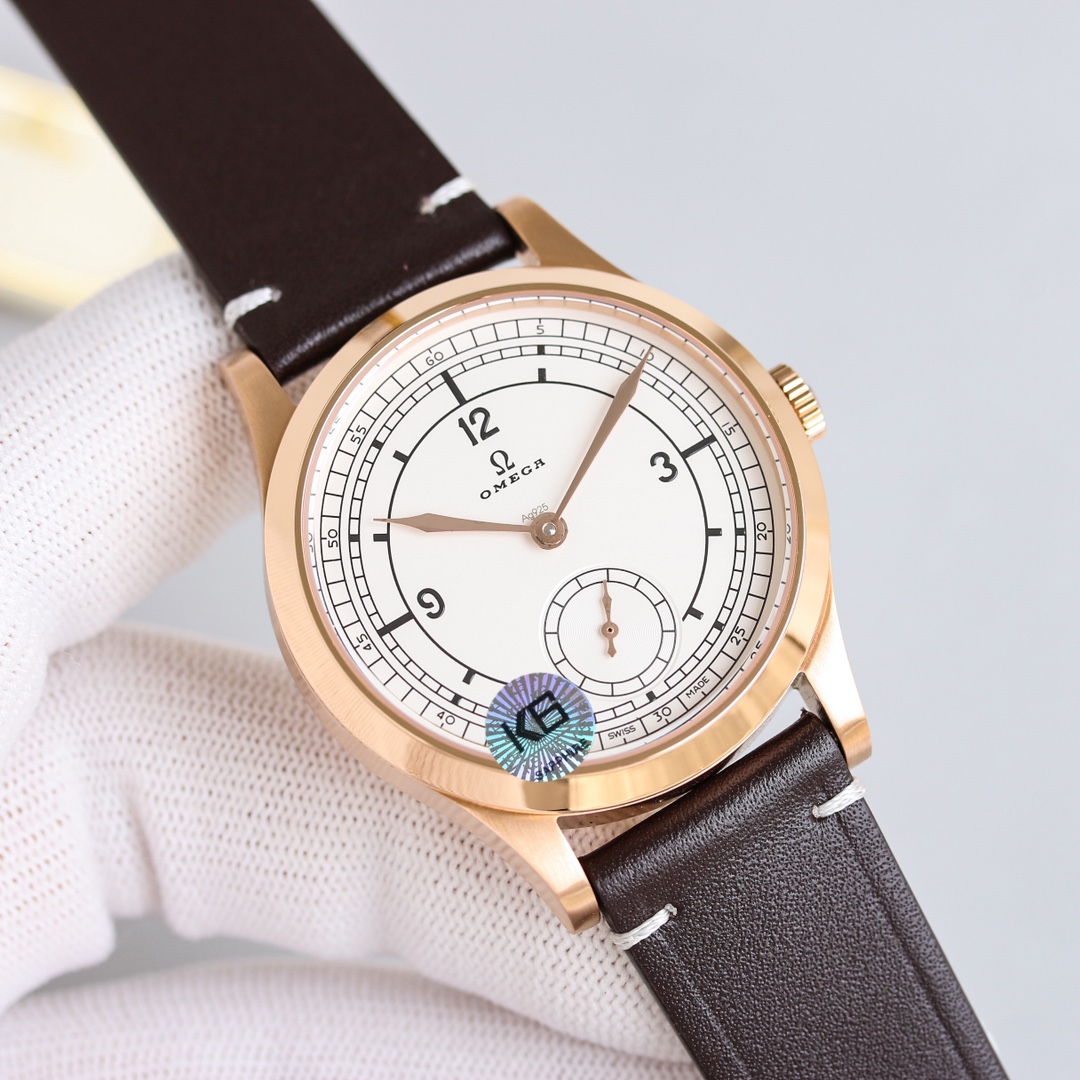 白壳透底 1300 玫壳密底1200 
 重磅推出 OMEGA 欧米茄 天文台系列 两针半 特别系列小三针手动机械 腕表 至臻天文台表径 39毫米，购入原版开模整体表壳采用青铜金材质打造打造，同步原装打磨技术。采用蓝宝石镜面更显档次 腕表表盘中央饰有巴黎饰钉纹理，尽显法式优雅，欧米茄品牌标识采用深灰色的复古风格，分钟圈和6点位的小秒盘轨道圈经更加细腻的环形拉丝工艺处理，精致奢华。尤其扣面标志是精雕机一个个雕刻出来，立体感十足，真正做到了完美。
市场唯一原装开模皮带 表扣。标志同样是精雕出来的。
内部搭载2824机芯改八爪黑摆轮同步欧米茄8926至臻天文台机芯，双发条盒提供长达72小时动力，无卡度设计搭配同轴擒纵系统，以及硅游丝，精准可靠又防磁。机芯打磨有精美的阿拉伯风格日内瓦纹。机芯的运转美态清晰可见.欢迎广大表友品鉴，精致推荐 男士 两针半 机械腕表 
