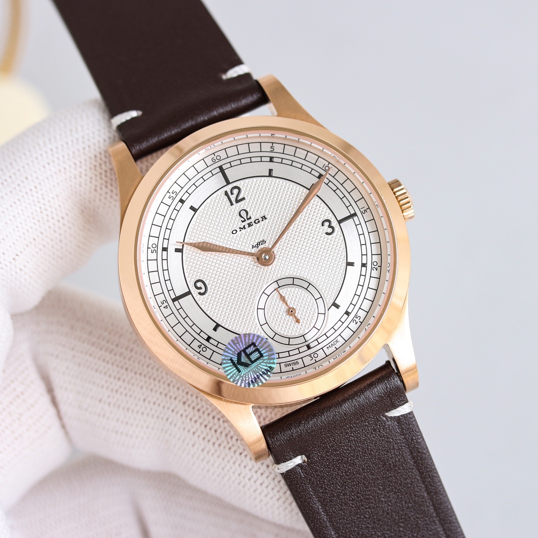 白壳透底 1300 玫壳密底1200 
 重磅推出 OMEGA 欧米茄 天文台系列 两针半 特别系列小三针手动机械 腕表 至臻天文台表径 39毫米，购入原版开模整体表壳采用青铜金材质打造打造，同步原装打磨技术。采用蓝宝石镜面更显档次 腕表表盘中央饰有巴黎饰钉纹理，尽显法式优雅，欧米茄品牌标识采用深灰色的复古风格，分钟圈和6点位的小秒盘轨道圈经更加细腻的环形拉丝工艺处理，精致奢华。尤其扣面标志是精雕机一个个雕刻出来，立体感十足，真正做到了完美。
市场唯一原装开模皮带 表扣。标志同样是精雕出来的。
内部搭载2824机芯改八爪黑摆轮同步欧米茄8926至臻天文台机芯，双发条盒提供长达72小时动力，无卡度设计搭配同轴擒纵系统，以及硅游丝，精准可靠又防磁。机芯打磨有精美的阿拉伯风格日内瓦纹。机芯的运转美态清晰可见.欢迎广大表友品鉴，精致推荐 男士 两针半 机械腕表 