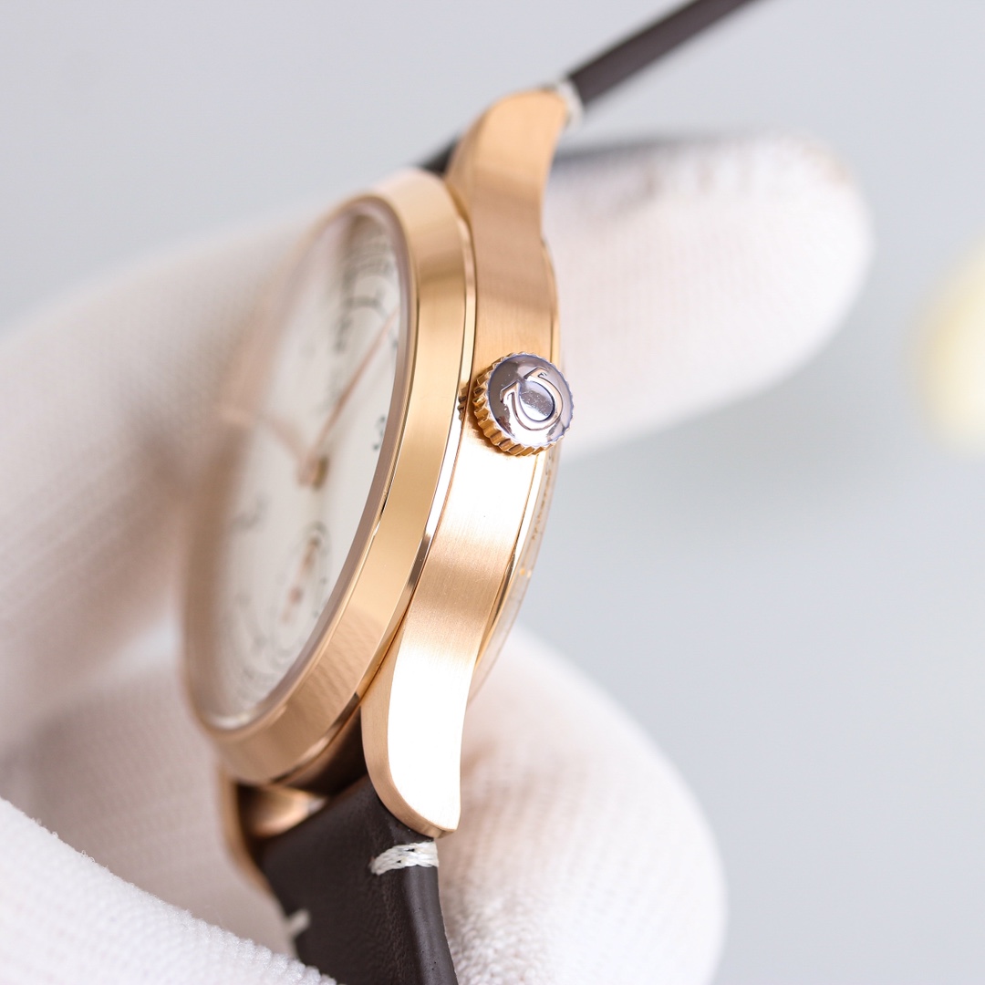 白壳透底 1300 玫壳密底1200 
 重磅推出 OMEGA 欧米茄 天文台系列 两针半 特别系列小三针手动机械 腕表 至臻天文台表径 39毫米，购入原版开模整体表壳采用青铜金材质打造打造，同步原装打磨技术。采用蓝宝石镜面更显档次 腕表表盘中央饰有巴黎饰钉纹理，尽显法式优雅，欧米茄品牌标识采用深灰色的复古风格，分钟圈和6点位的小秒盘轨道圈经更加细腻的环形拉丝工艺处理，精致奢华。尤其扣面标志是精雕机一个个雕刻出来，立体感十足，真正做到了完美。
市场唯一原装开模皮带 表扣。标志同样是精雕出来的。
内部搭载2824机芯改八爪黑摆轮同步欧米茄8926至臻天文台机芯，双发条盒提供长达72小时动力，无卡度设计搭配同轴擒纵系统，以及硅游丝，精准可靠又防磁。机芯打磨有精美的阿拉伯风格日内瓦纹。机芯的运转美态清晰可见.欢迎广大表友品鉴，精致推荐 男士 两针半 机械腕表 