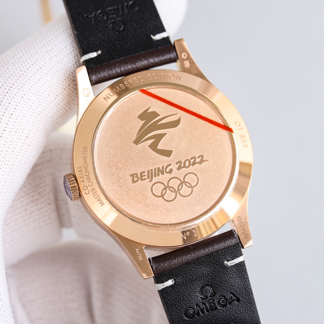 白壳透底 1300 玫壳密底1200 
 重磅推出 OMEGA 欧米茄 天文台系列 两针半 特别系列小三针手动机械 腕表 至臻天文台表径 39毫米，购入原版开模整体表壳采用青铜金材质打造打造，同步原装打磨技术。采用蓝宝石镜面更显档次 腕表表盘中央饰有巴黎饰钉纹理，尽显法式优雅，欧米茄品牌标识采用深灰色的复古风格，分钟圈和6点位的小秒盘轨道圈经更加细腻的环形拉丝工艺处理，精致奢华。尤其扣面标志是精雕机一个个雕刻出来，立体感十足，真正做到了完美。
市场唯一原装开模皮带 表扣。标志同样是精雕出来的。
内部搭载2824机芯改八爪黑摆轮同步欧米茄8926至臻天文台机芯，双发条盒提供长达72小时动力，无卡度设计搭配同轴擒纵系统，以及硅游丝，精准可靠又防磁。机芯打磨有精美的阿拉伯风格日内瓦纹。机芯的运转美态清晰可见.欢迎广大表友品鉴，精致推荐 男士 两针半 机械腕表 