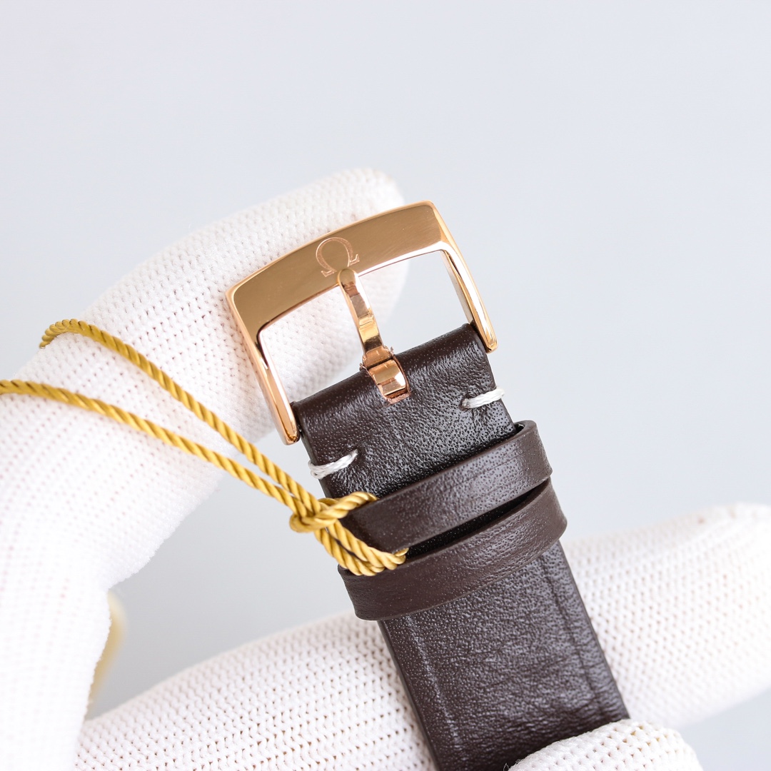 白壳透底 1300 玫壳密底1200 
 重磅推出 OMEGA 欧米茄 天文台系列 两针半 特别系列小三针手动机械 腕表 至臻天文台表径 39毫米，购入原版开模整体表壳采用青铜金材质打造打造，同步原装打磨技术。采用蓝宝石镜面更显档次 腕表表盘中央饰有巴黎饰钉纹理，尽显法式优雅，欧米茄品牌标识采用深灰色的复古风格，分钟圈和6点位的小秒盘轨道圈经更加细腻的环形拉丝工艺处理，精致奢华。尤其扣面标志是精雕机一个个雕刻出来，立体感十足，真正做到了完美。
市场唯一原装开模皮带 表扣。标志同样是精雕出来的。
内部搭载2824机芯改八爪黑摆轮同步欧米茄8926至臻天文台机芯，双发条盒提供长达72小时动力，无卡度设计搭配同轴擒纵系统，以及硅游丝，精准可靠又防磁。机芯打磨有精美的阿拉伯风格日内瓦纹。机芯的运转美态清晰可见.欢迎广大表友品鉴，精致推荐 男士 两针半 机械腕表 