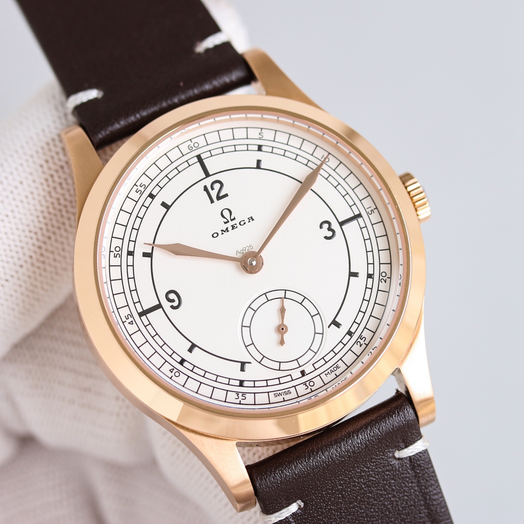 白壳透底 1300 玫壳密底1200 
 重磅推出 OMEGA 欧米茄 天文台系列 两针半 特别系列小三针手动机械 腕表 至臻天文台表径 39毫米，购入原版开模整体表壳采用青铜金材质打造打造，同步原装打磨技术。采用蓝宝石镜面更显档次 腕表表盘中央饰有巴黎饰钉纹理，尽显法式优雅，欧米茄品牌标识采用深灰色的复古风格，分钟圈和6点位的小秒盘轨道圈经更加细腻的环形拉丝工艺处理，精致奢华。尤其扣面标志是精雕机一个个雕刻出来，立体感十足，真正做到了完美。
市场唯一原装开模皮带 表扣。标志同样是精雕出来的。
内部搭载2824机芯改八爪黑摆轮同步欧米茄8926至臻天文台机芯，双发条盒提供长达72小时动力，无卡度设计搭配同轴擒纵系统，以及硅游丝，精准可靠又防磁。机芯打磨有精美的阿拉伯风格日内瓦纹。机芯的运转美态清晰可见.欢迎广大表友品鉴，精致推荐 男士 两针半 机械腕表 