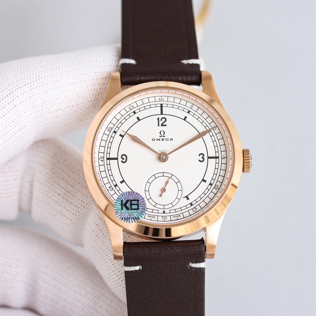 白壳透底 1300 玫壳密底1200 
 重磅推出 OMEGA 欧米茄 天文台系列 两针半 特别系列小三针手动机械 腕表 至臻天文台表径 39毫米，购入原版开模整体表壳采用青铜金材质打造打造，同步原装打磨技术。采用蓝宝石镜面更显档次 腕表表盘中央饰有巴黎饰钉纹理，尽显法式优雅，欧米茄品牌标识采用深灰色的复古风格，分钟圈和6点位的小秒盘轨道圈经更加细腻的环形拉丝工艺处理，精致奢华。尤其扣面标志是精雕机一个个雕刻出来，立体感十足，真正做到了完美。
市场唯一原装开模皮带 表扣。标志同样是精雕出来的。
内部搭载2824机芯改八爪黑摆轮同步欧米茄8926至臻天文台机芯，双发条盒提供长达72小时动力，无卡度设计搭配同轴擒纵系统，以及硅游丝，精准可靠又防磁。机芯打磨有精美的阿拉伯风格日内瓦纹。机芯的运转美态清晰可见.欢迎广大表友品鉴，精致推荐 男士 两针半 机械腕表 