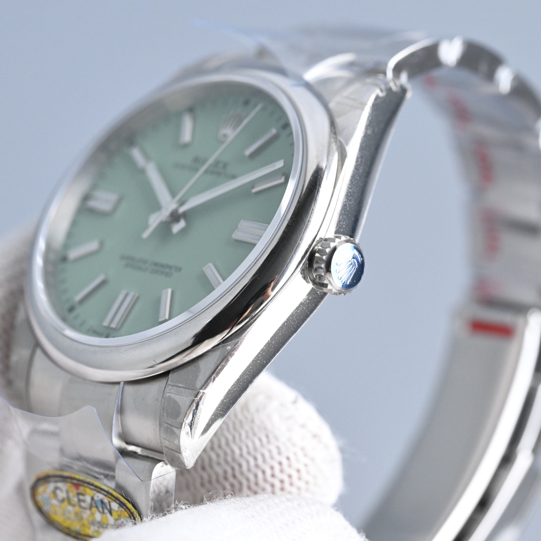 3230一体机:1400💰
HP出品——Rolex蚝式恒动推出开心果绿、薰衣草紫和沙米新配色factoty劳力士恒动匠心之作来
袭:
1⃣️搭配上海3230机芯,动力储存40小时,所有刻字、LOGO与原装一致;
2⃣️与原装一致厚度12mm,表径41mm;适合各种场合搭配,正装,修闲,轻松拿扭,简约不失精致;
3⃣️以最简洁优雅方式显示时分秒,实心中轴。时分秒针打磨到位,🈚️任何瑕疵以及毛糙感,只有最纯粹的时间呈现,没有复杂的堆砌,干净利落,高级感直接拉满;
4️⃣字面钉、针采用顶级瑞士夜光,填充均匀,与正品夜光一致。字面刻度金属包边打磨非常光滑,🈚️任何毛边,与正品一致棱角体现明显,饱和度在阳光下格外亮眼,一扫沉闷,字面放射性效果明显,6点位防伪镭射LOGO同正品;
5️⃣904精钢材质精心打磨,表壳两侧采用抛光处理。悬入式把头LOGO精美呈现,使得该产品防水性能更佳,达到了100米防水;
6️⃣表耳表链拉丝到位,质感细腻。头粒连接表壳部位,下沉式处理,做到每个细节与正品一致。顶级细腻的做工,使每条表带与表耳完美契合,给予手腕最高的舒适度;
7️⃣表扣LOGO采用深刻的下凹型处理,摸上去没有突出感,同正品;表扣自由调节功能灵活,适合绝大部分手腕,操作简单;
8️⃣蓝宝石玻璃(防弦光处),侧面圆角打磨,与正品一致;
欢迎品鉴。
极致的细节是HP工厂匠心开发的根本,打造市场最高性价比是HP工厂的诚意!