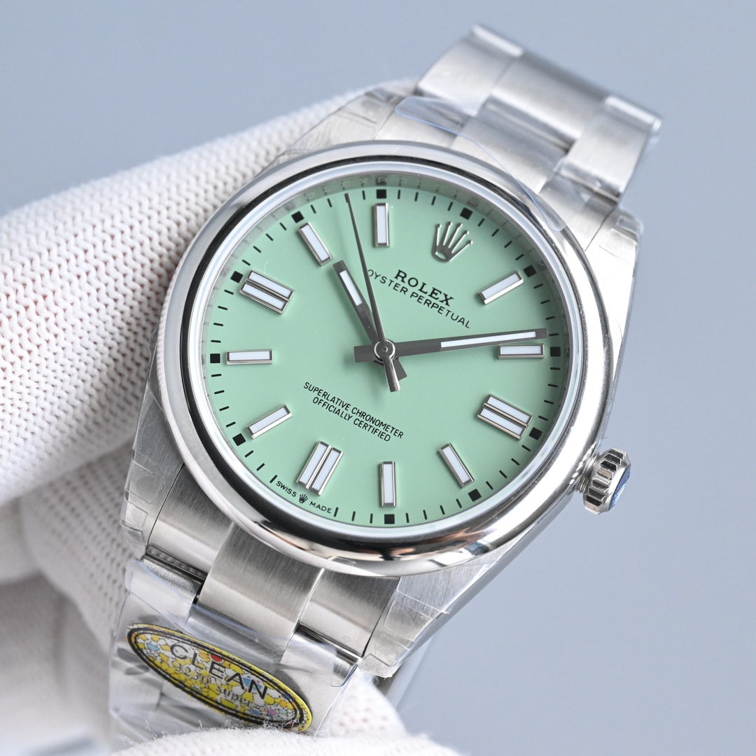 3230一体机:1400💰
HP出品——Rolex蚝式恒动推出开心果绿、薰衣草紫和沙米新配色factoty劳力士恒动匠心之作来
袭:
1⃣️搭配上海3230机芯,动力储存40小时,所有刻字、LOGO与原装一致;
2⃣️与原装一致厚度12mm,表径41mm;适合各种场合搭配,正装,修闲,轻松拿扭,简约不失精致;
3⃣️以最简洁优雅方式显示时分秒,实心中轴。时分秒针打磨到位,🈚️任何瑕疵以及毛糙感,只有最纯粹的时间呈现,没有复杂的堆砌,干净利落,高级感直接拉满;
4️⃣字面钉、针采用顶级瑞士夜光,填充均匀,与正品夜光一致。字面刻度金属包边打磨非常光滑,🈚️任何毛边,与正品一致棱角体现明显,饱和度在阳光下格外亮眼,一扫沉闷,字面放射性效果明显,6点位防伪镭射LOGO同正品;
5️⃣904精钢材质精心打磨,表壳两侧采用抛光处理。悬入式把头LOGO精美呈现,使得该产品防水性能更佳,达到了100米防水;
6️⃣表耳表链拉丝到位,质感细腻。头粒连接表壳部位,下沉式处理,做到每个细节与正品一致。顶级细腻的做工,使每条表带与表耳完美契合,给予手腕最高的舒适度;
7️⃣表扣LOGO采用深刻的下凹型处理,摸上去没有突出感,同正品;表扣自由调节功能灵活,适合绝大部分手腕,操作简单;
8️⃣蓝宝石玻璃(防弦光处),侧面圆角打磨,与正品一致;
欢迎品鉴。
极致的细节是HP工厂匠心开发的根本,打造市场最高性价比是HP工厂的诚意!