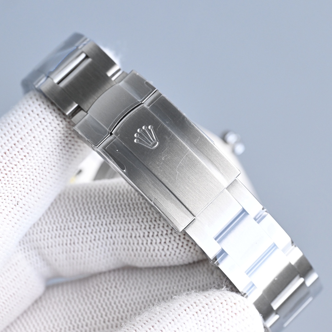 3230一体机:1400💰
HP出品——Rolex蚝式恒动推出开心果绿、薰衣草紫和沙米新配色factoty劳力士恒动匠心之作来
袭:
1⃣️搭配上海3230机芯,动力储存40小时,所有刻字、LOGO与原装一致;
2⃣️与原装一致厚度12mm,表径41mm;适合各种场合搭配,正装,修闲,轻松拿扭,简约不失精致;
3⃣️以最简洁优雅方式显示时分秒,实心中轴。时分秒针打磨到位,🈚️任何瑕疵以及毛糙感,只有最纯粹的时间呈现,没有复杂的堆砌,干净利落,高级感直接拉满;
4️⃣字面钉、针采用顶级瑞士夜光,填充均匀,与正品夜光一致。字面刻度金属包边打磨非常光滑,🈚️任何毛边,与正品一致棱角体现明显,饱和度在阳光下格外亮眼,一扫沉闷,字面放射性效果明显,6点位防伪镭射LOGO同正品;
5️⃣904精钢材质精心打磨,表壳两侧采用抛光处理。悬入式把头LOGO精美呈现,使得该产品防水性能更佳,达到了100米防水;
6️⃣表耳表链拉丝到位,质感细腻。头粒连接表壳部位,下沉式处理,做到每个细节与正品一致。顶级细腻的做工,使每条表带与表耳完美契合,给予手腕最高的舒适度;
7️⃣表扣LOGO采用深刻的下凹型处理,摸上去没有突出感,同正品;表扣自由调节功能灵活,适合绝大部分手腕,操作简单;
8️⃣蓝宝石玻璃(防弦光处),侧面圆角打磨,与正品一致;
欢迎品鉴。
极致的细节是HP工厂匠心开发的根本,打造市场最高性价比是HP工厂的诚意!