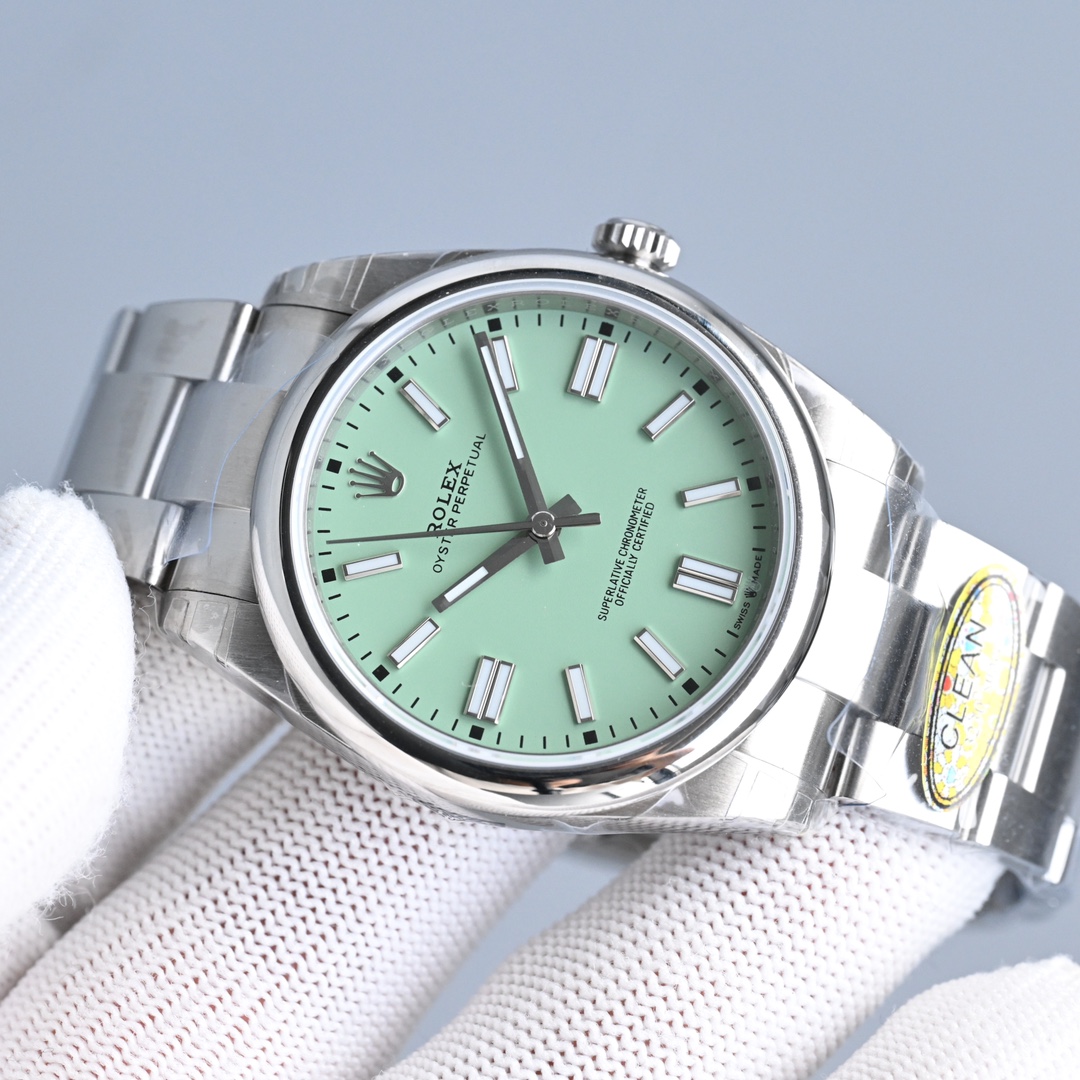 3230一体机:1400💰
HP出品——Rolex蚝式恒动推出开心果绿、薰衣草紫和沙米新配色factoty劳力士恒动匠心之作来
袭:
1⃣️搭配上海3230机芯,动力储存40小时,所有刻字、LOGO与原装一致;
2⃣️与原装一致厚度12mm,表径41mm;适合各种场合搭配,正装,修闲,轻松拿扭,简约不失精致;
3⃣️以最简洁优雅方式显示时分秒,实心中轴。时分秒针打磨到位,🈚️任何瑕疵以及毛糙感,只有最纯粹的时间呈现,没有复杂的堆砌,干净利落,高级感直接拉满;
4️⃣字面钉、针采用顶级瑞士夜光,填充均匀,与正品夜光一致。字面刻度金属包边打磨非常光滑,🈚️任何毛边,与正品一致棱角体现明显,饱和度在阳光下格外亮眼,一扫沉闷,字面放射性效果明显,6点位防伪镭射LOGO同正品;
5️⃣904精钢材质精心打磨,表壳两侧采用抛光处理。悬入式把头LOGO精美呈现,使得该产品防水性能更佳,达到了100米防水;
6️⃣表耳表链拉丝到位,质感细腻。头粒连接表壳部位,下沉式处理,做到每个细节与正品一致。顶级细腻的做工,使每条表带与表耳完美契合,给予手腕最高的舒适度;
7️⃣表扣LOGO采用深刻的下凹型处理,摸上去没有突出感,同正品;表扣自由调节功能灵活,适合绝大部分手腕,操作简单;
8️⃣蓝宝石玻璃(防弦光处),侧面圆角打磨,与正品一致;
欢迎品鉴。
极致的细节是HP工厂匠心开发的根本,打造市场最高性价比是HP工厂的诚意!