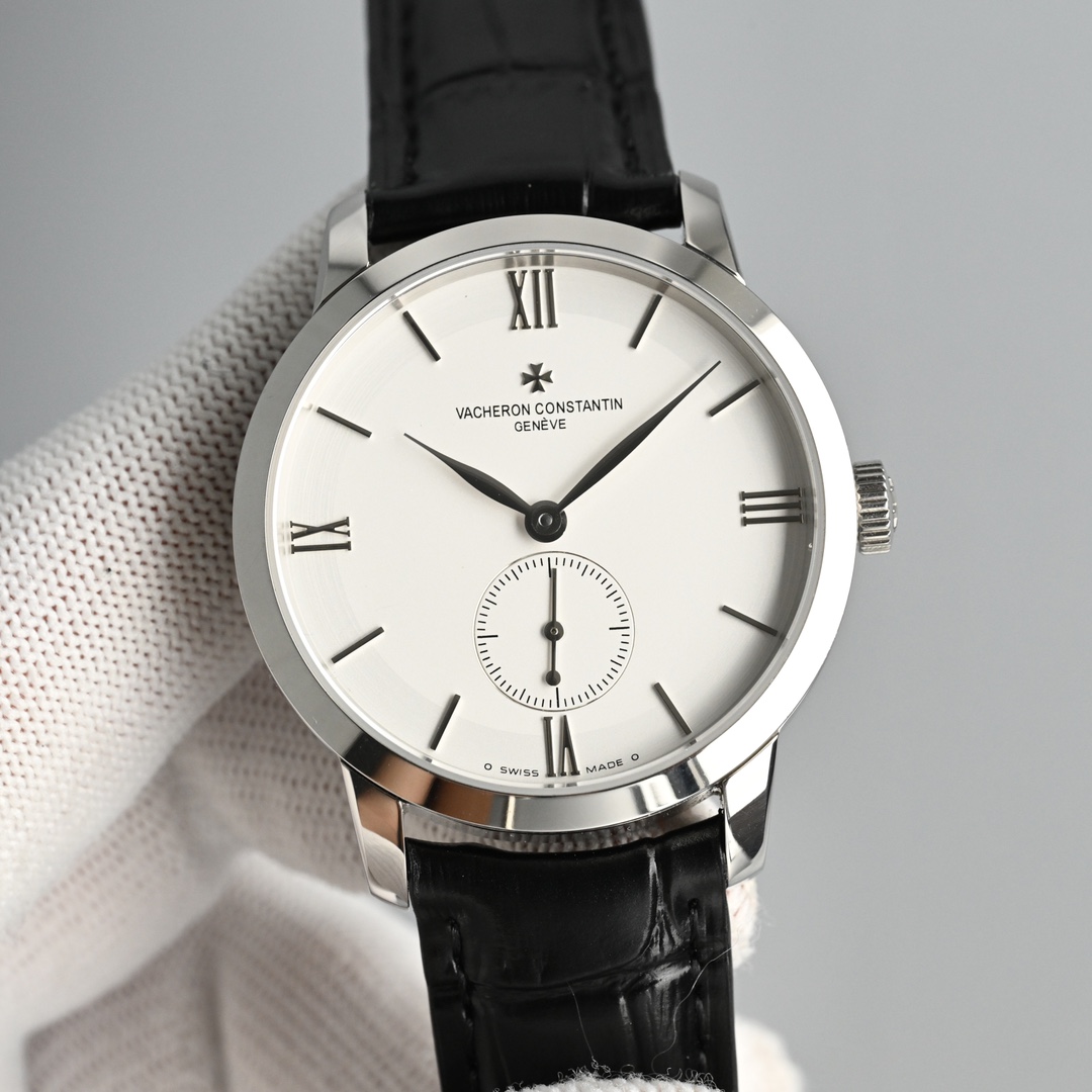 NO:726819,Produced by TW White case Gold case Diamond TW Factory Vacheron Constantin VC Heritage Series Men's Watch MI1 1 The watch is equipped with 4400as, fully automatic machinery, accurate travel time, 40 hours power reserve, 30 meters waterproof depth 2 Diamond-set three-dimensional hour markers 3 The case is made of 316L stainless steel, the front and rear of the watch mirror are made of sapphire crystal glass 4 Italian cowhide with original pin buckle  It makes the wrist more fit and comfortable, suitable for various business occasions, simple and refined without losing elegance. Trends fade away, style will last forever, and classics will never go out of style. High-quality replicas, please appreciate it!  Welcome to reprint. For the best luxury recommendations for gift giving, please look for TW’s exclusive quality, vacheron, and cowhide.19860909TW 出品 白壳 金壳 钻 TW Factory 江诗丹顿 VC 传袭系列 男士腕表MI1 1 该表搭载4400as 全自动机械 走时精准 动力储备40小时 防水深度30米 2 镶钻立体时标 3 表壳采用316L精钢 表镜前后采用蓝宝石水晶玻璃 4 意大利牛皮搭配原装针扣 让手腕更贴合舒适,适合各种商务场合,简敛精致不失优雅.潮流易逝 风格永存,经典传袭 永不过时.精品复刻,敬请品鉴！欢迎转载 送礼最佳奢华推荐请认准TW独家品质,,vacheron,cowhide,Watch