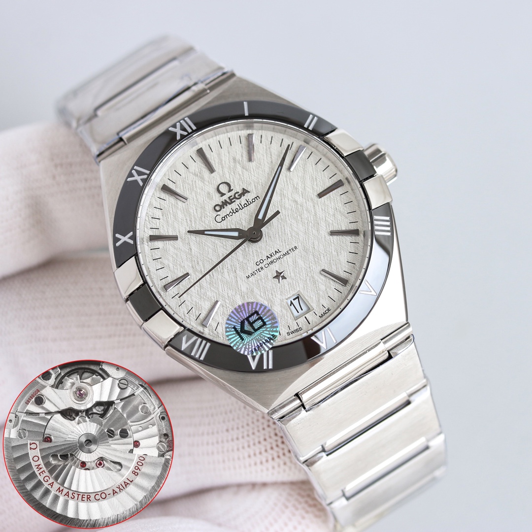 皮带1500 金1550
钢带1700 金1750
经典传承,卓越新生 匠心打造欧米茄 41 毫米至臻天文台(第五代星座)131.30.41.21.99.001 系列
秉持对制表工艺的极致追求,购入原版深入研究,融合现代顶尖工艺与技术材料,精心雕琢每一处细节,重现欧米茄星座系列的经典神韵。 搭载独家真正 8900/8901 对版时区快调回调日历功能机芯,原版 6 位摆轮精细打磨,不仅性能稳定可靠,更彰显机械制表的精妙绝伦。
表壳运用最新 CNC 技术,尺寸精准,纹理细腻,前后蓝宝石镜面交相辉映,无论从哪个角度观赏,皆是品质与美感的完美融合。
表盘指针采用 PVD 等先进色彩工艺,神秘的多彩流星陨石盘与经典盘面交相辉映,搭配多彩钛圈口与陶瓷圈口,时尚与经典并存,魅力十足。
舒适快调功能的蝴蝶折叠表扣,与原版如出一辙,重量与手感皆佳,带来无与伦比的佩戴体验带来经典 41mm 第五代星座最全最高版本,致敬经典,续写传奇。