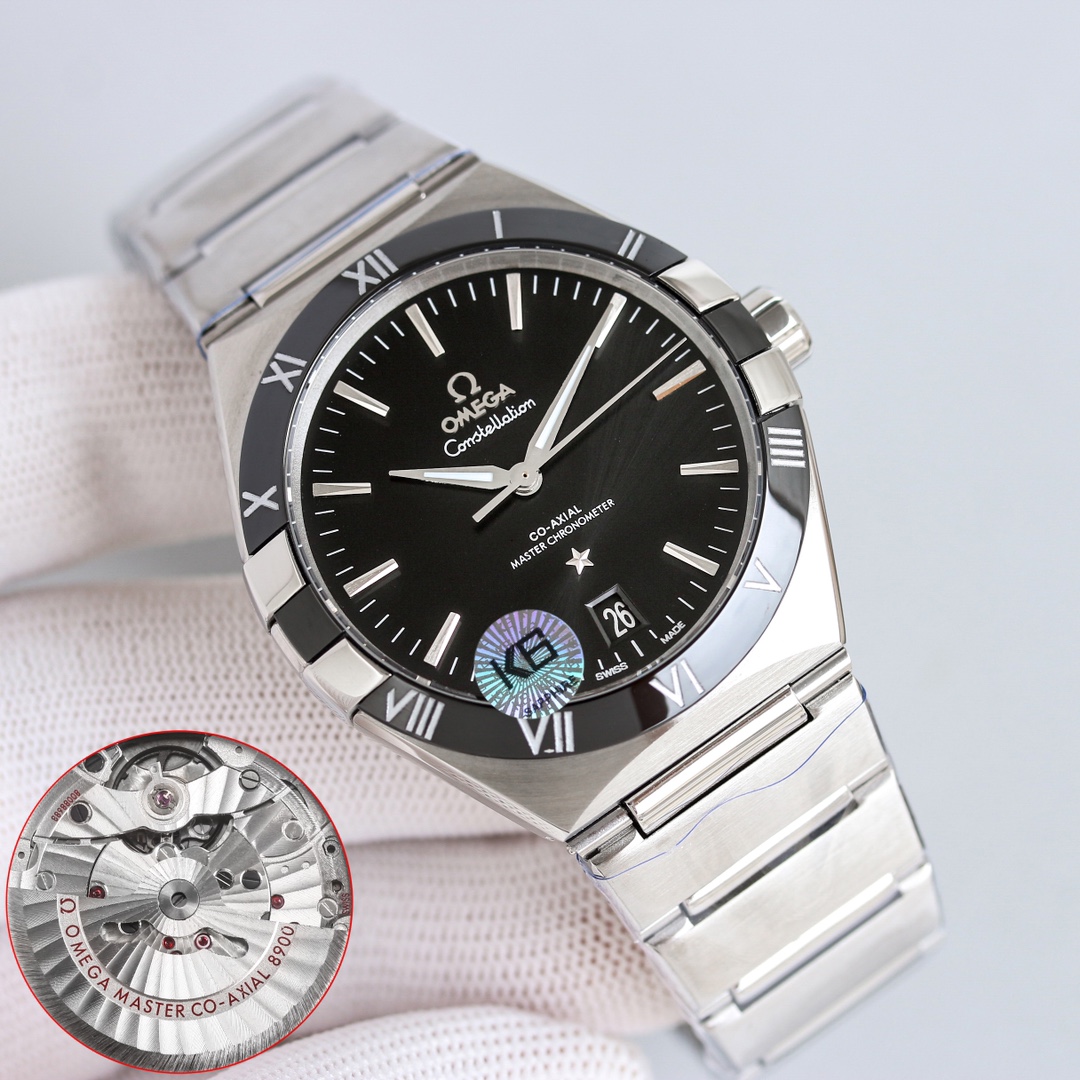 皮带1500 金1550
钢带1700 金1750
经典传承,卓越新生 匠心打造欧米茄 41 毫米至臻天文台(第五代星座)131.30.41.21.99.001 系列
秉持对制表工艺的极致追求,购入原版深入研究,融合现代顶尖工艺与技术材料,精心雕琢每一处细节,重现欧米茄星座系列的经典神韵。 搭载独家真正 8900/8901 对版时区快调回调日历功能机芯,原版 6 位摆轮精细打磨,不仅性能稳定可靠,更彰显机械制表的精妙绝伦。
表壳运用最新 CNC 技术,尺寸精准,纹理细腻,前后蓝宝石镜面交相辉映,无论从哪个角度观赏,皆是品质与美感的完美融合。
表盘指针采用 PVD 等先进色彩工艺,神秘的多彩流星陨石盘与经典盘面交相辉映,搭配多彩钛圈口与陶瓷圈口,时尚与经典并存,魅力十足。
舒适快调功能的蝴蝶折叠表扣,与原版如出一辙,重量与手感皆佳,带来无与伦比的佩戴体验带来经典 41mm 第五代星座最全最高版本,致敬经典,续写传奇。