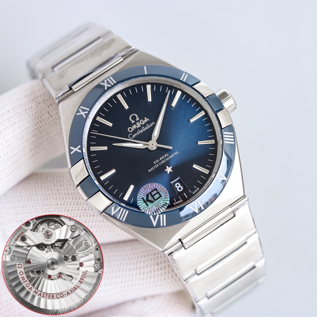 皮带1500 金1550
钢带1700 金1750
经典传承,卓越新生 匠心打造欧米茄 41 毫米至臻天文台(第五代星座)131.30.41.21.99.001 系列
秉持对制表工艺的极致追求,购入原版深入研究,融合现代顶尖工艺与技术材料,精心雕琢每一处细节,重现欧米茄星座系列的经典神韵。 搭载独家真正 8900/8901 对版时区快调回调日历功能机芯,原版 6 位摆轮精细打磨,不仅性能稳定可靠,更彰显机械制表的精妙绝伦。
表壳运用最新 CNC 技术,尺寸精准,纹理细腻,前后蓝宝石镜面交相辉映,无论从哪个角度观赏,皆是品质与美感的完美融合。
表盘指针采用 PVD 等先进色彩工艺,神秘的多彩流星陨石盘与经典盘面交相辉映,搭配多彩钛圈口与陶瓷圈口,时尚与经典并存,魅力十足。
舒适快调功能的蝴蝶折叠表扣,与原版如出一辙,重量与手感皆佳,带来无与伦比的佩戴体验带来经典 41mm 第五代星座最全最高版本,致敬经典,续写传奇。