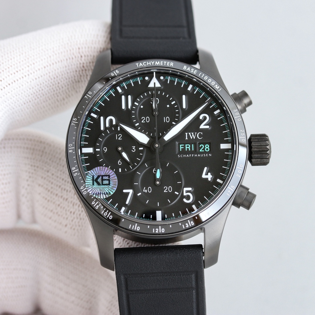 NO:391606,TW's new model exclusive research and development, IWC Pilot Series!  The latest version of the original model is opened in the market, and the excellence is kept. ① The watch uses a new model opened in 316 stainless steel, with a size of 41mm and a bandwidth of 20MM. ② In addition to having an extremely eye-catching speed measurement ceramic ring port, these two flying meters have high performance. In order to further strengthen their dynamic racing genes, not only the scale and Arabic numeral hour markers have changed from the printing form of conventional flying meters to the same inlay style as the Dafei G63, but all the time markers, pointer frames and dials use bright black decorations that perfectly echo the shiny speed measurement ring. The addition of bright black is very obvious to make the high performance of the flying meters look more refined and advanced. In addition, the three small dials not only divide the digital area and scale, but the scale rings on the outer side also specifically increase the slope, creating a sinking feeling, thus further enhancing the exquisiteness and layering of the entire watch. ③ The movement uses Asia's bottom to replicate Wanguo's 69385 automatic winding!  The movement. The panel is polished finely and has a full three-dimensional feeling!  The case is polished by Swiss technology and then hand-drawn sand, which is full of texture. The screw-in ceramic crown and double-sided anti-reflective convex sapphire glass mirror are very thorough and can withstand sudden drops of air pressure. ④ The dial design continues the pilot's classic cockpit instrument style. The dial color has been compared and adjusted hundreds of times with the authentic ones, and it is infinitely close to the authentic ones. ⑤ The strap uses the original Frug rubber strap and the Wanguo Quick Change System (EasX-CHANGE), allowing you to change the strap without tools (steel belt and tape are switched freely). The steel strap can be removed manually!  After spending huge amounts of money to dismantle the original, its structure and details are copied one by one. It ensures the restoration of the watch. ⑥ Restores the official dial one by one, using super luminous technology., chanel, iwc19860909TW新款独家研发,万国 IWC 飞行员系列！ 市场最新版本原版开模,精益求精. ①腕表采用316精钢全新开模,尺寸为41mm表带宽度为20MM. ②除了拥有极为醒目的测速陶瓷圈口,这两款飞计高性能为了进一步强化其动感的赛车基因,不仅刻度与阿拉伯数字时标由常规飞计的印刷形式,变为了和大飞G63相同的镶嵌式,并且所有时标、指针的边框和表盘都采用了与闪亮测速圈完美呼应的亮黑色装饰,亮黑色的加入非常明显的让飞计高性能看起来更加的精致和高级,另外,三个小表盘不仅将数字区域和刻度进行了分区,外围的刻度环还特别增加了坡度,营造出了下沉的感觉,从而进一步增强了整表的精致度和层次感. ③机芯采用Asia透底复刻万国的69385自动上链！ 机芯.面板打磨精细,立体感十足！表壳采用瑞士工艺打磨之后再手工拉沙,质感十足.旋入式的陶瓷表冠,双面防反光凸状蓝宝石玻璃表镜,非常透彻,可抵受骤降气压. ④表盘设计延续飞行员经典的驾驶舱仪表盘风格,表盘颜色经过上百次与正品对比调教,已经无限接近正品. ⑤表带采用原版弗橡胶表带搭配万国快速更换系统（EasX-CHANGE), 让你无需工具徒手即可更换表带（钢带和胶带自由切换）钢带都是手动可以快拆的！斥巨资拆解原装后其结构以及细节逐一复制.极高的保证了腕表的还原度. ⑥一比一还原官方表盘,采用超级夜光工艺技术.,,chanel,iwc,Watch